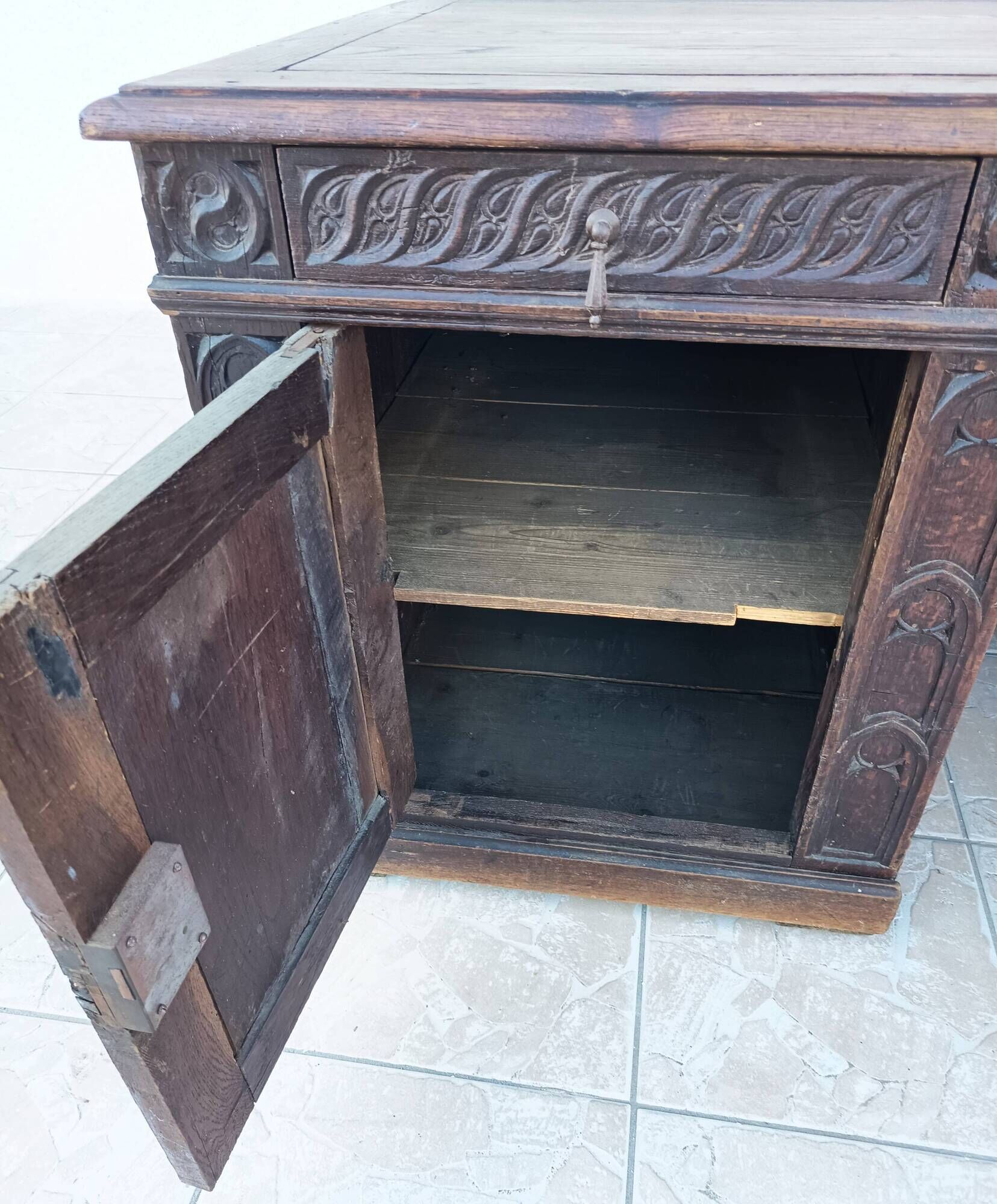 Large Gothic desk in solid oak from the 19th century.