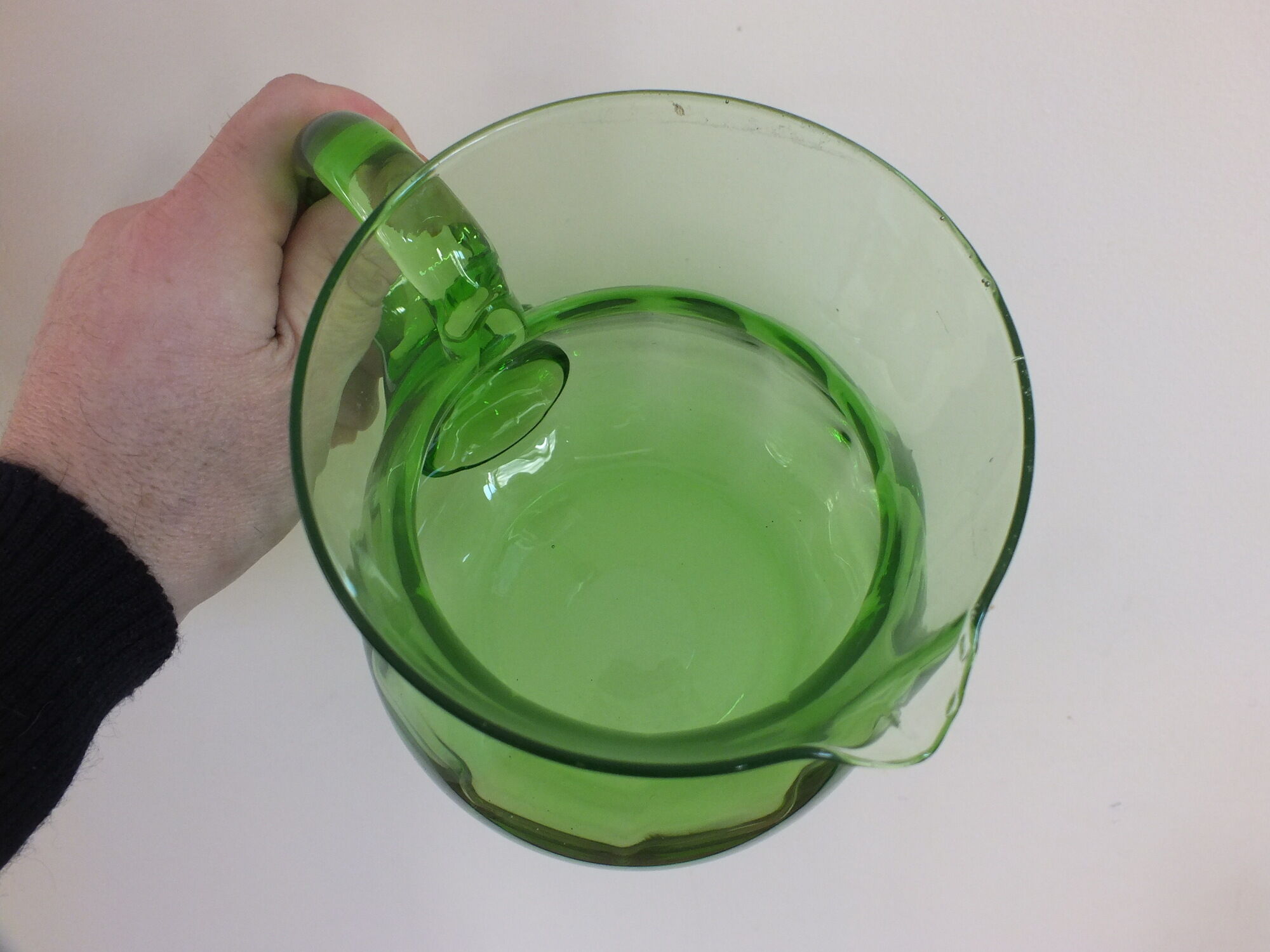 Pichet ou broc à eau en verre ouraline couleur vert ancien