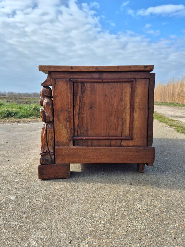 Coffre ancien sculpté en bois de chêne