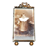 Cadre photo ancien en verre biseauté et laiton doré Noeud de ruban - photo bébé debout 13.5cm