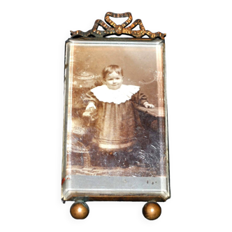 Cadre photo ancien en verre biseauté et laiton doré Noeud de ruban - photo bébé debout 13.5cm