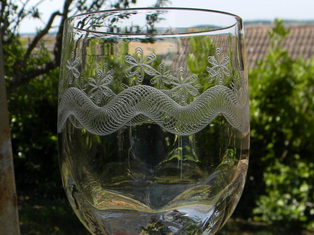 Set of 3 antique water glasses in engraved glass.