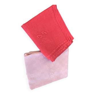 Lot duo, compose de deux grandes serviettes en coton et lin teintées rose, brodées, monogrammes TK
