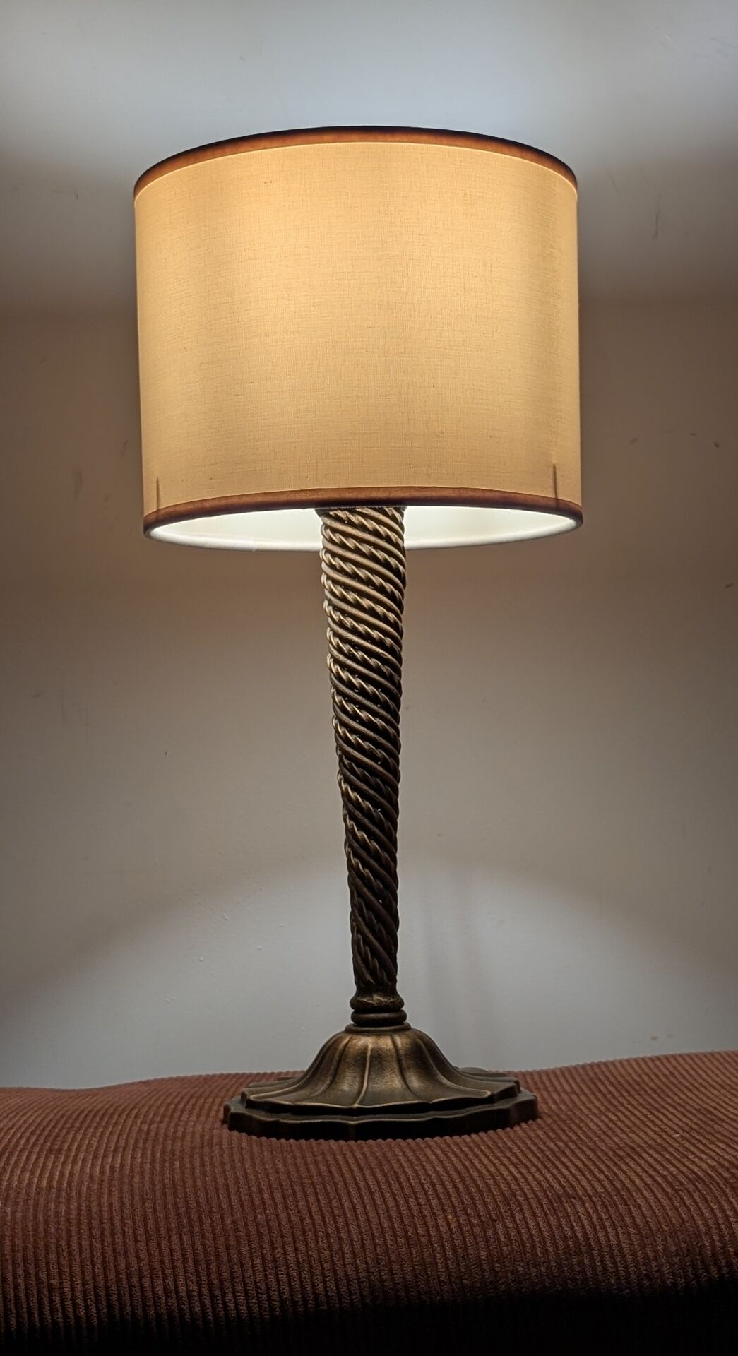 Lampe en laiton torsadé