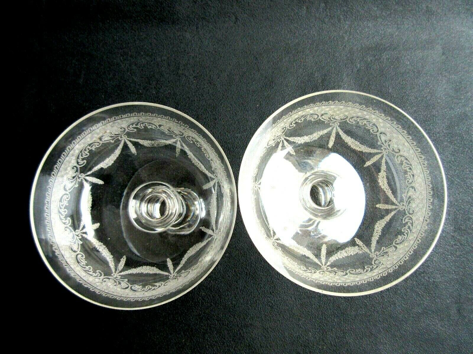 Coupes à champagne cristal Baccarat style Louis XV gravées d'acanthes et de rubans
