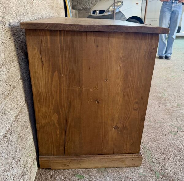 Commode ancienne en bois massif – 4 tiroirs – poignées coquille laiton doré