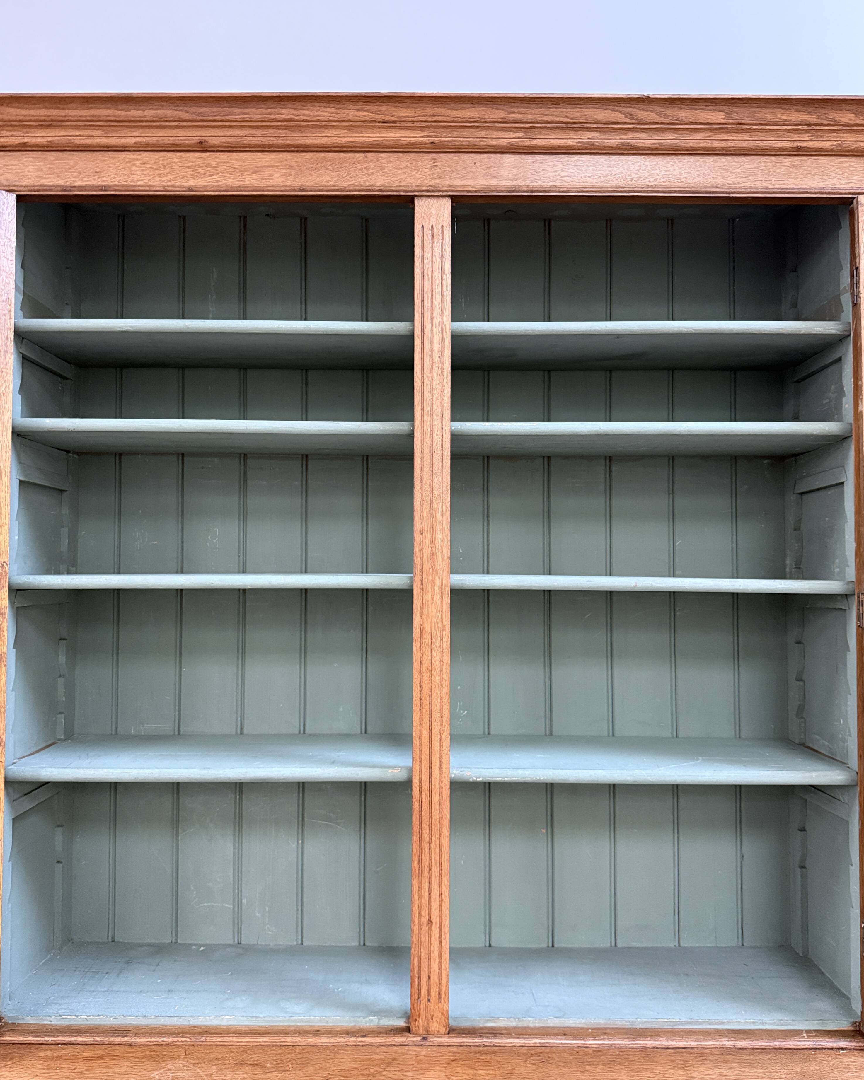 Large two-part display case (renovated)