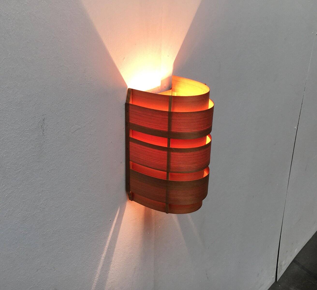 Edda V155 wall lamp in teak from the mid-century by Hans-Agne Jakobsson for Ellysett AB, 1950s.