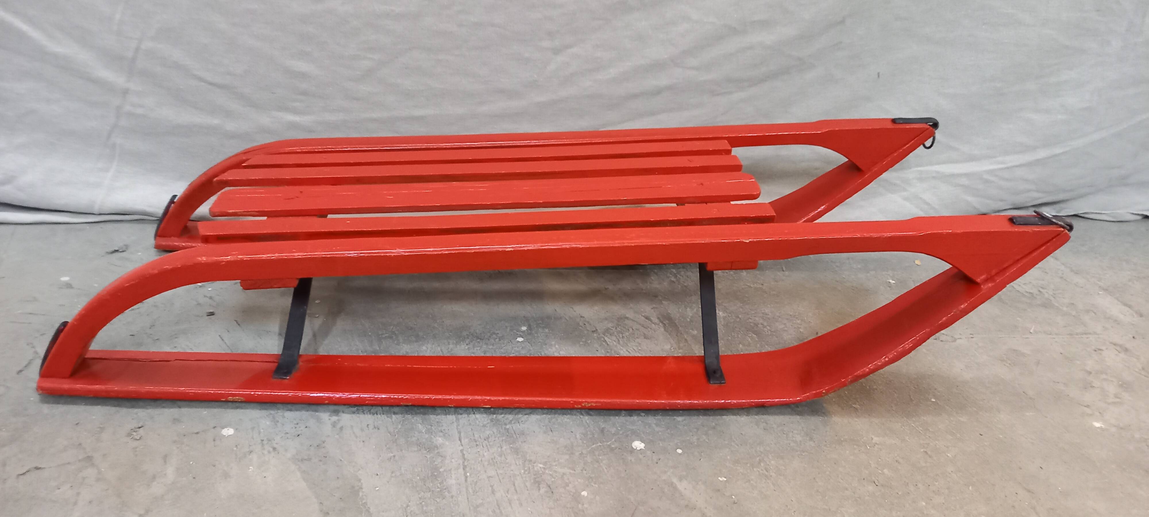 Vintage streamlined sled in excellent condition