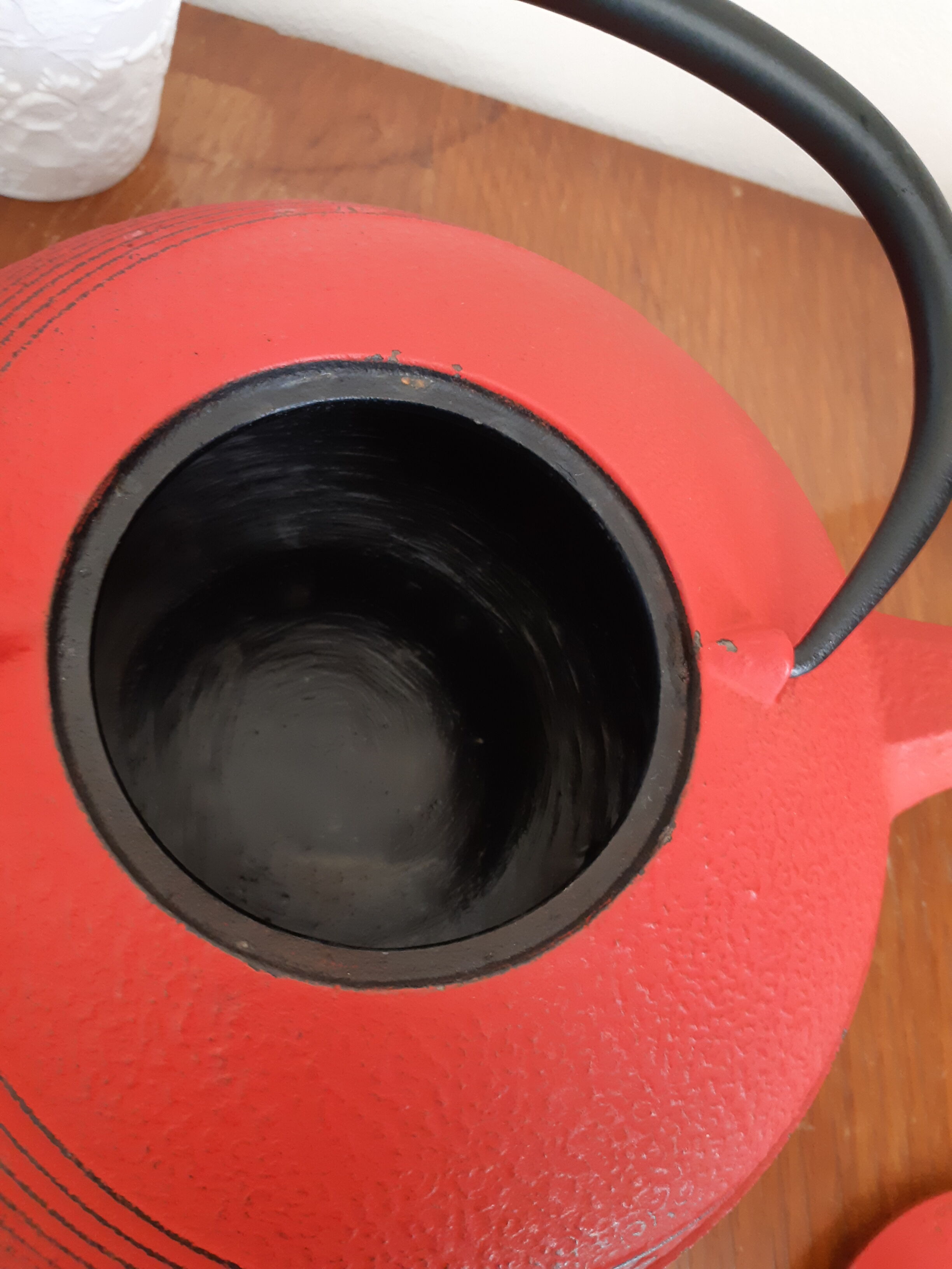 Flat Japanese teapot in red cast iron