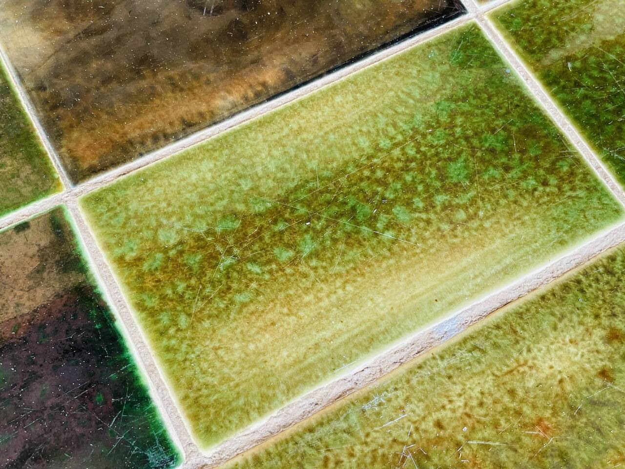 Table basse en céramique avec porte-magazine, circa 1970