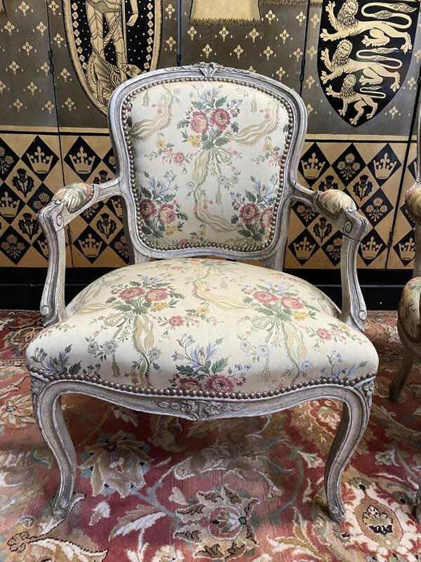 Paire de fauteuils cabriolets de style Louis XV
