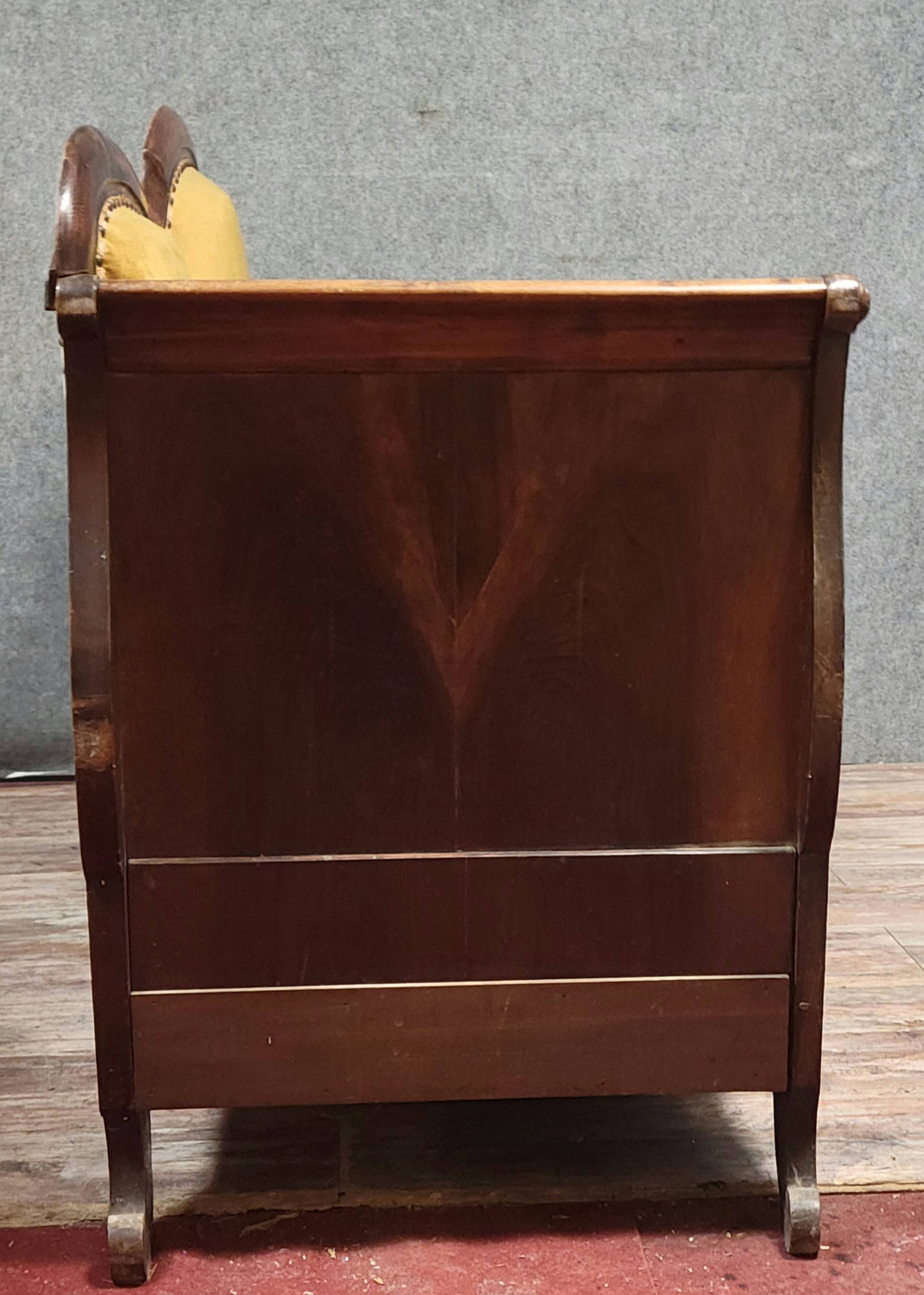 Canapé ancien en noyer massif d'époque Louis Philippe