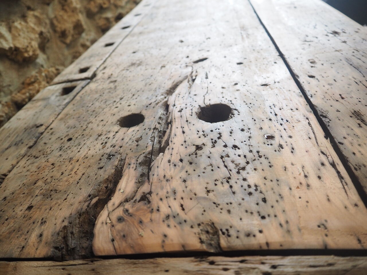 Gross old wooden workbench