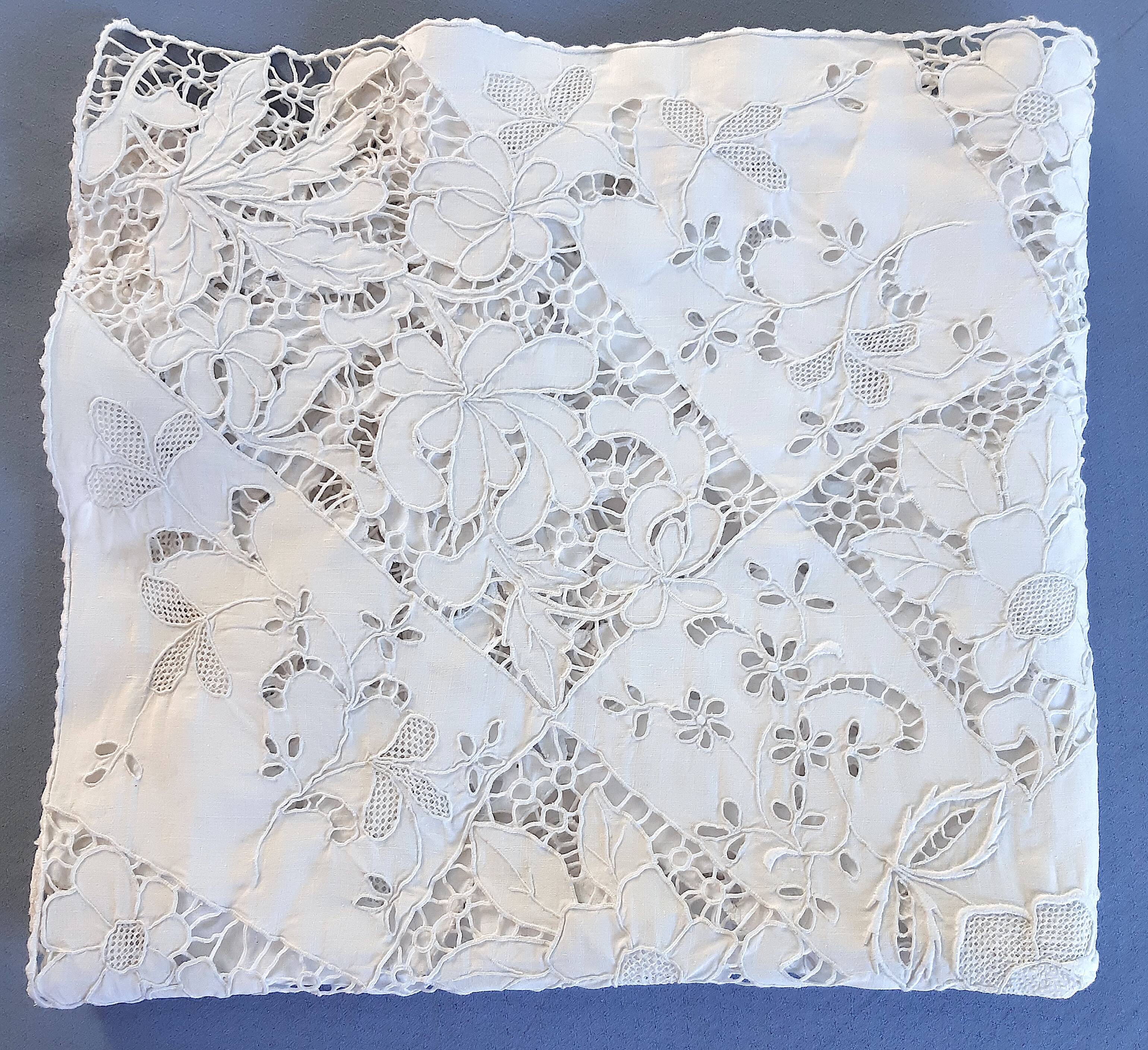Square tablecloth 1900 very embroidered for round table