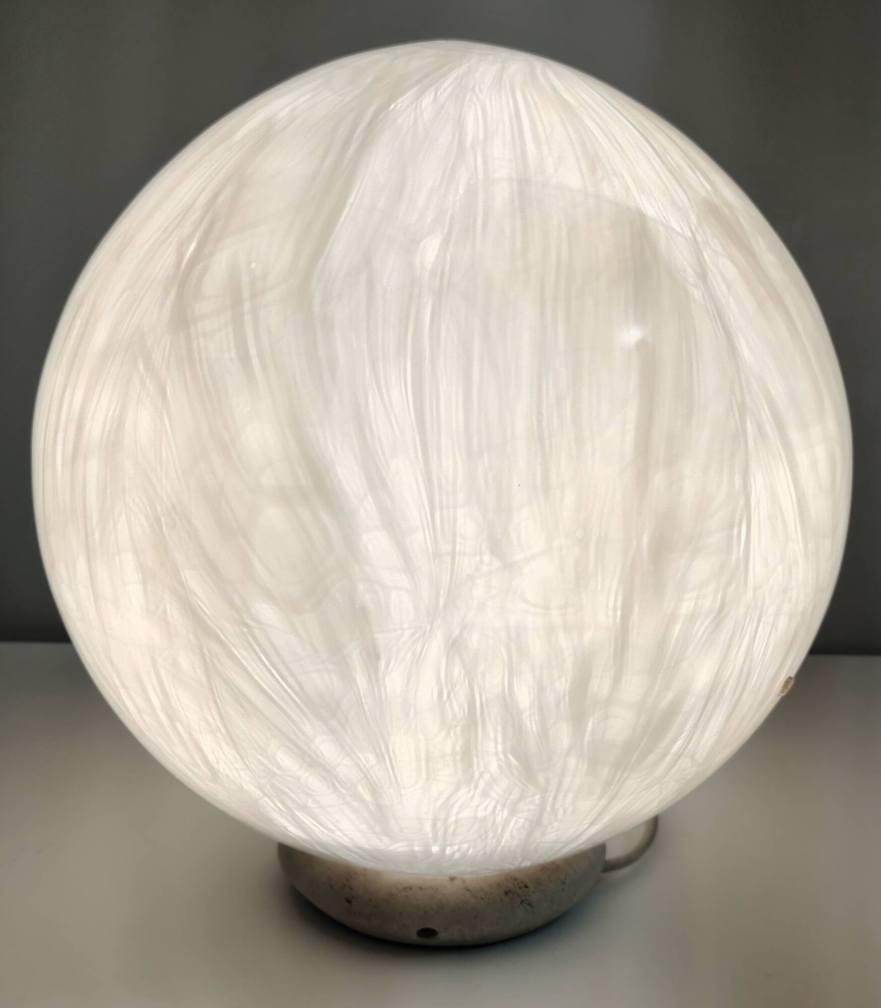 Lampe de table sphérique en verre soufflé de Murano blanc par La Murrina avec Murrines