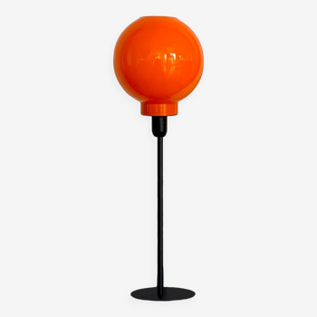 Lampe à poser avec un globe vintage orange et un pied noir