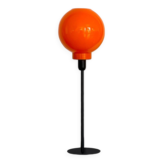 Lampe à poser avec un globe vintage orange et un pied noir