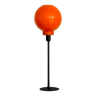 Lampe à poser avec un globe vintage orange et un pied noir