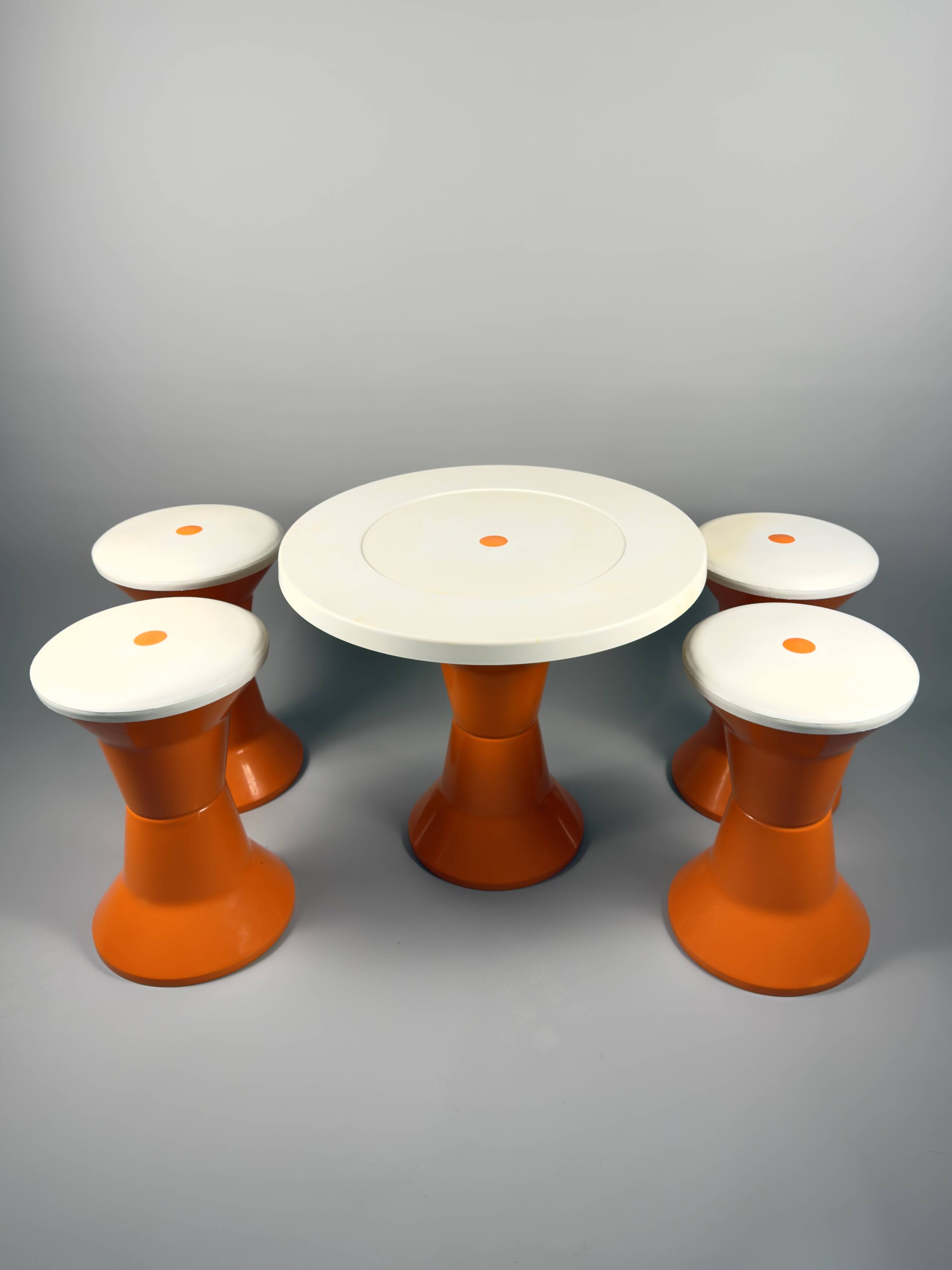 Ensemble tabourets et table Space Age – Plastique orange et blanc, style italien vintage