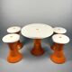 Ensemble de tabourets et table Space Age – Plastique orange et blanc, style italien vintage.