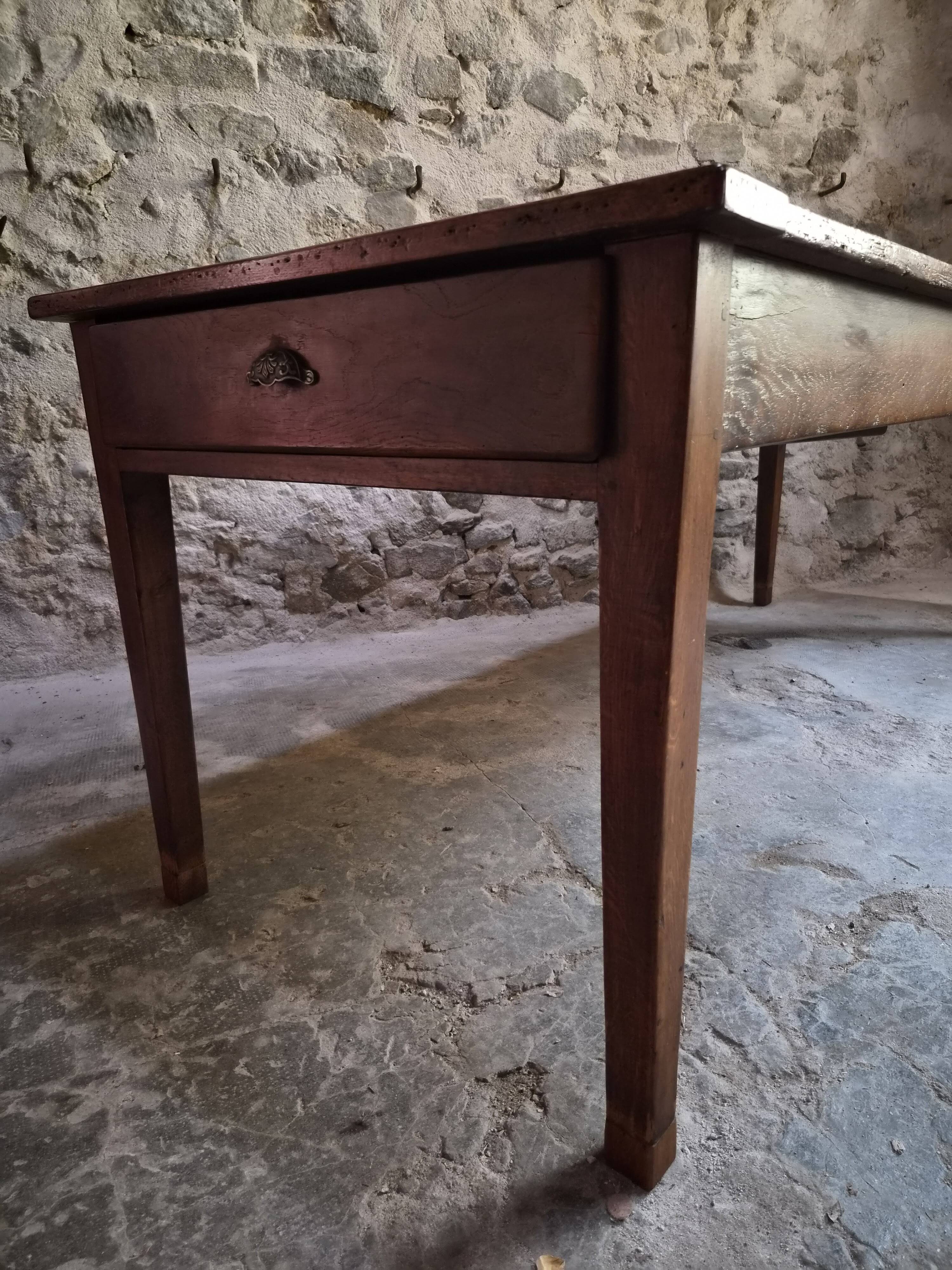 Table à manger de ferme française ancienne avec deux tiroirs | Chêne & pin | vers 1850–1900