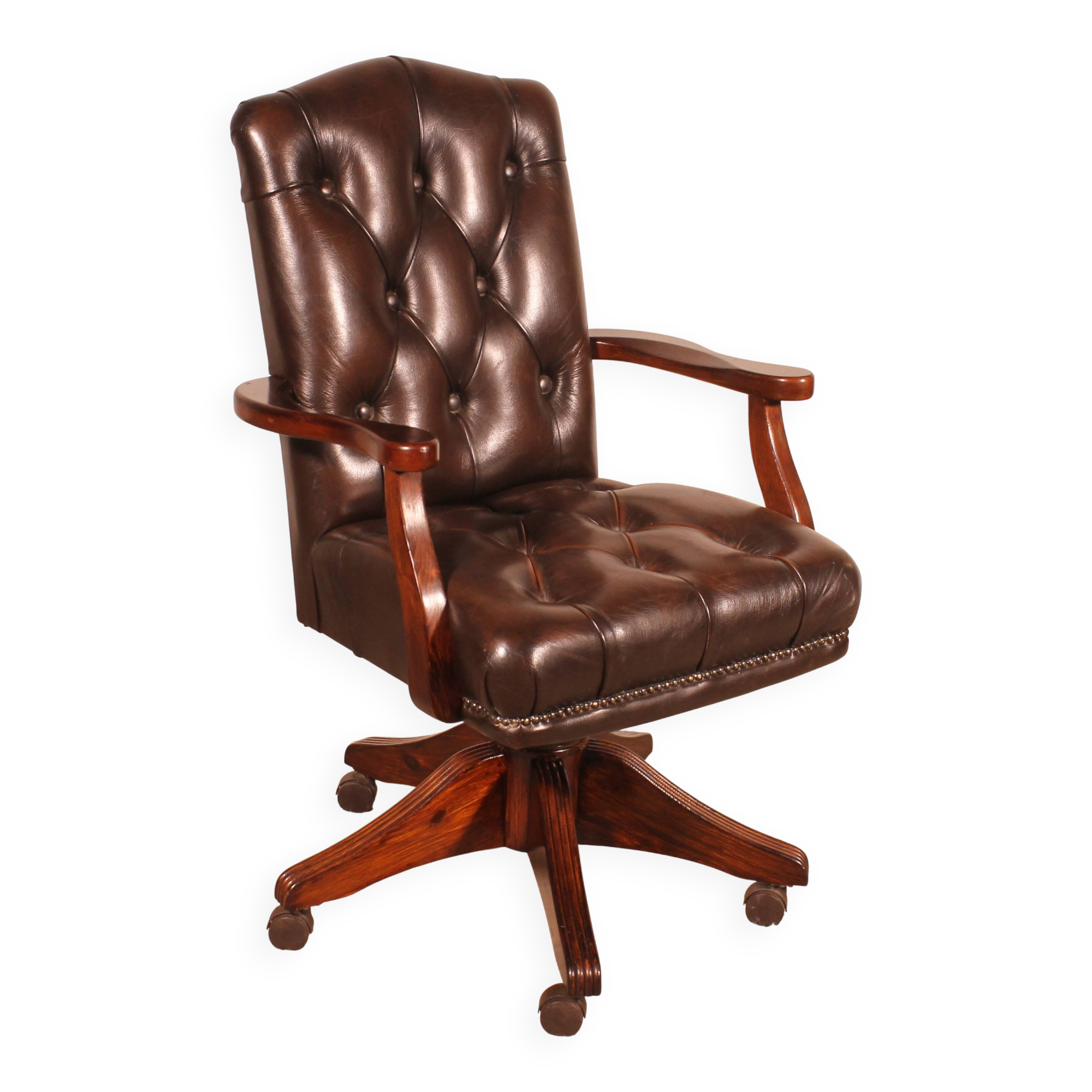 Office chair known as a director's chair in wood and tufted leather.