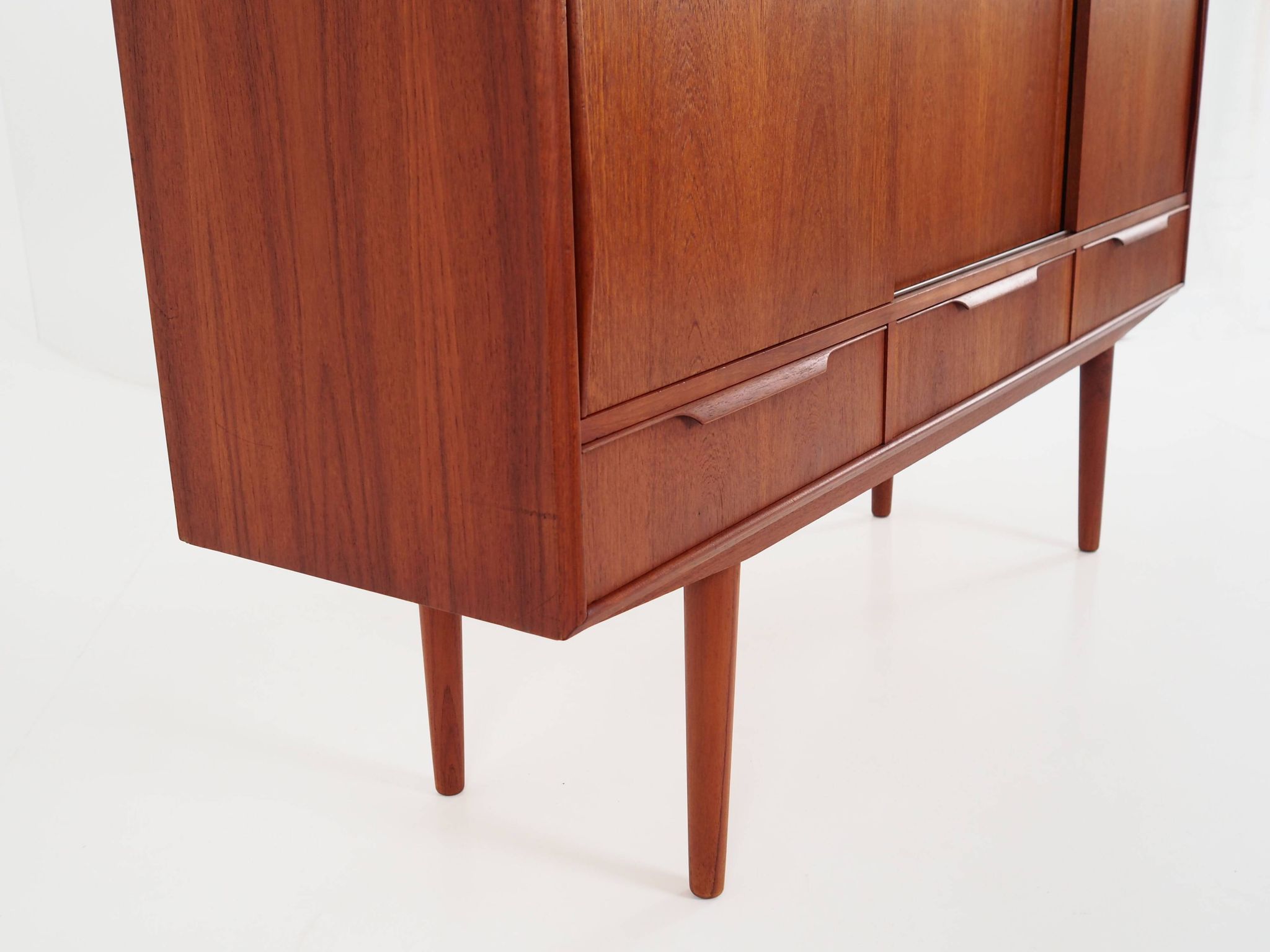 Buffet haut en teck, design danois, années 1960, designer : EW Bach