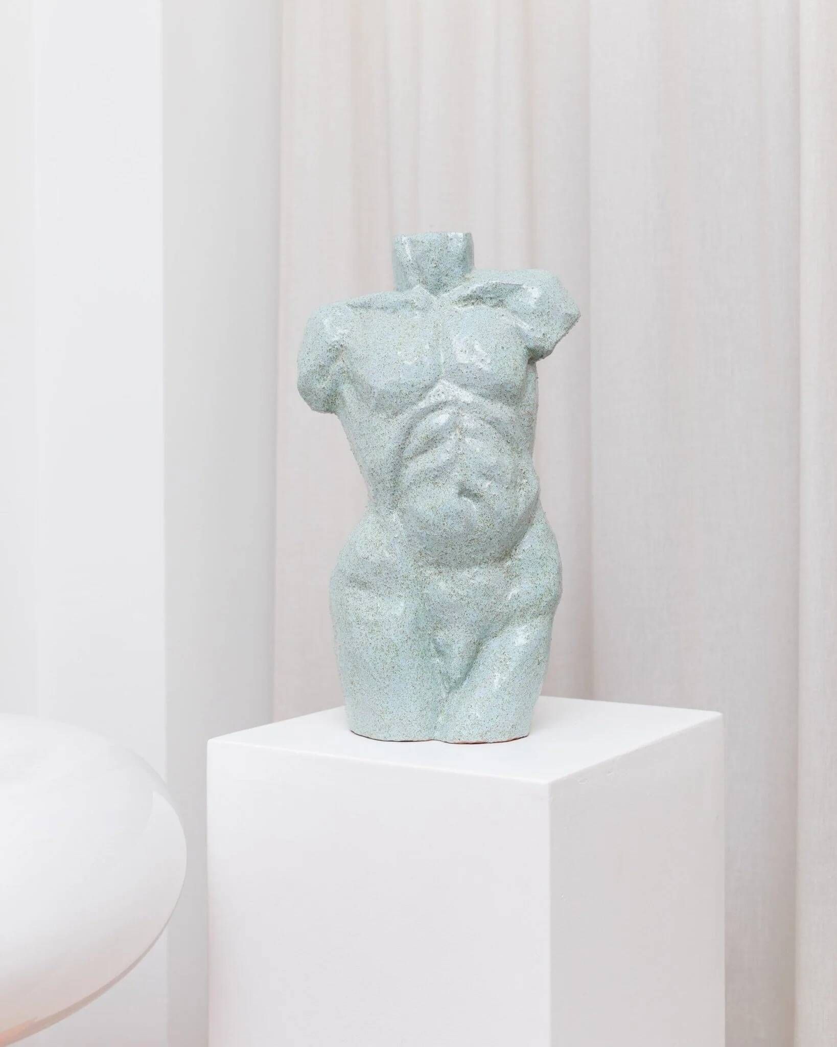 Statue de torse en céramique de studio - figure en argile céramique bleu clair - design Mid-Century