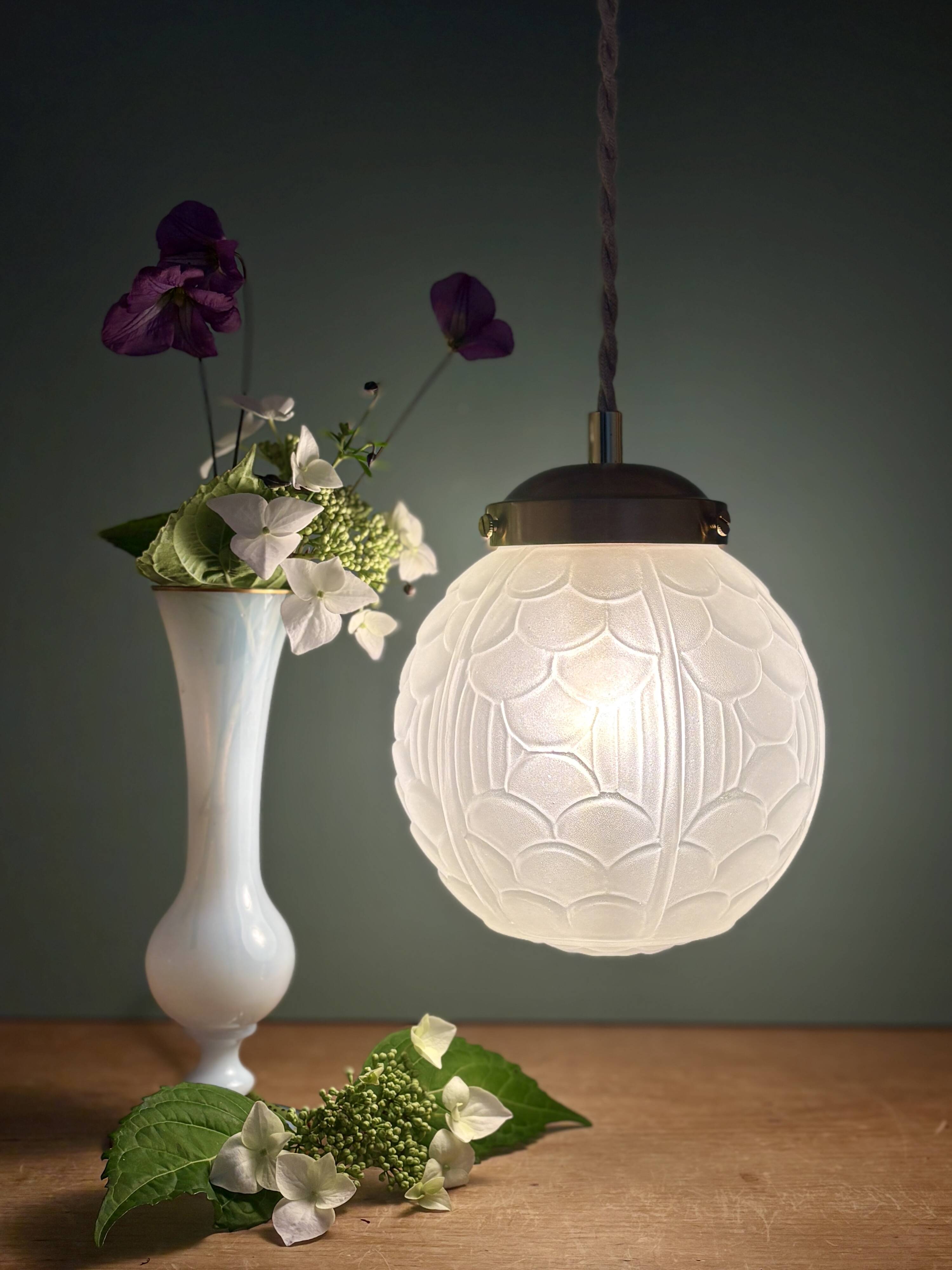 Suspension globe vintage art déco en verre dépoli