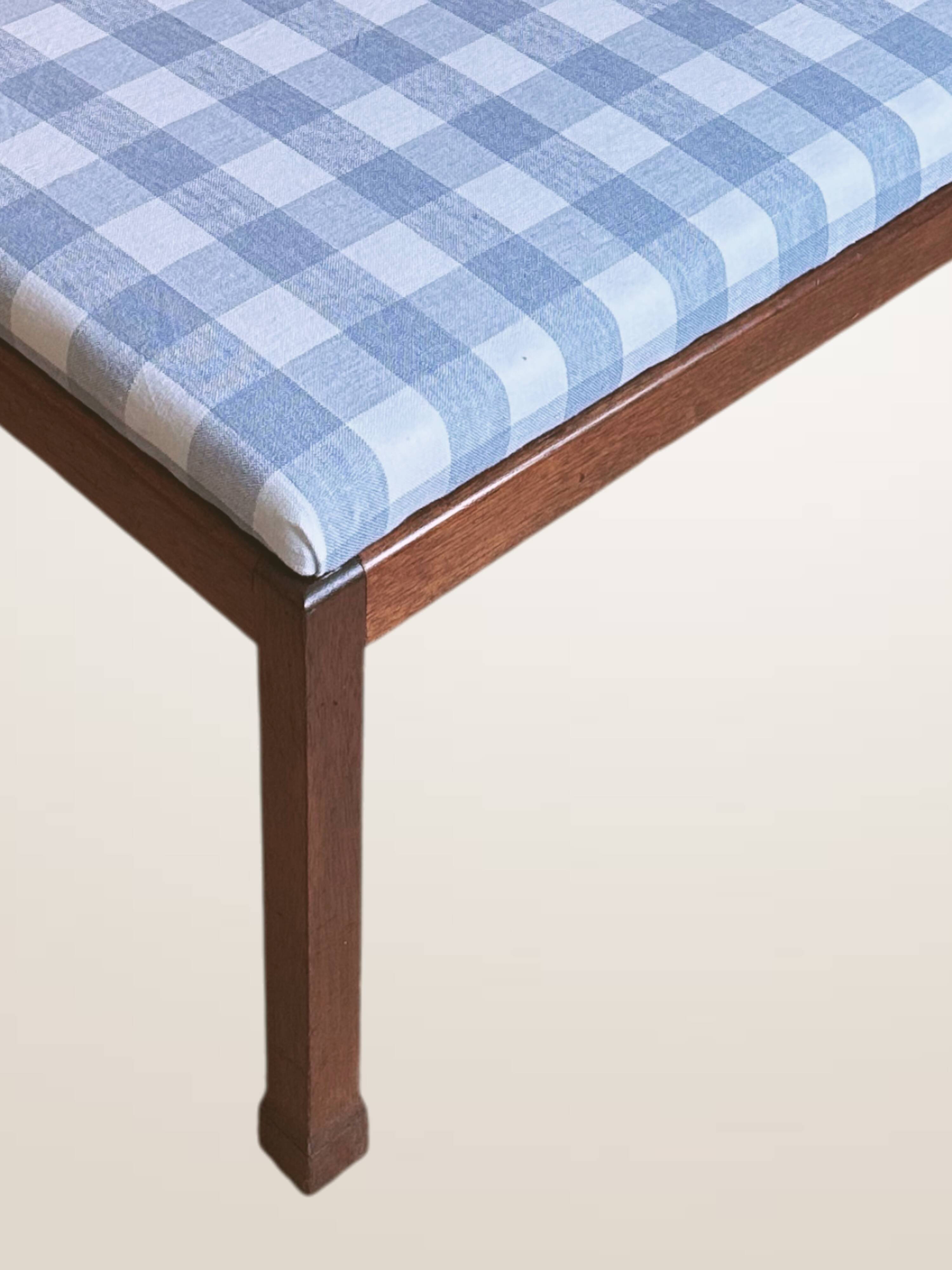 Ottoman coffee table in wood and gingham fabric.