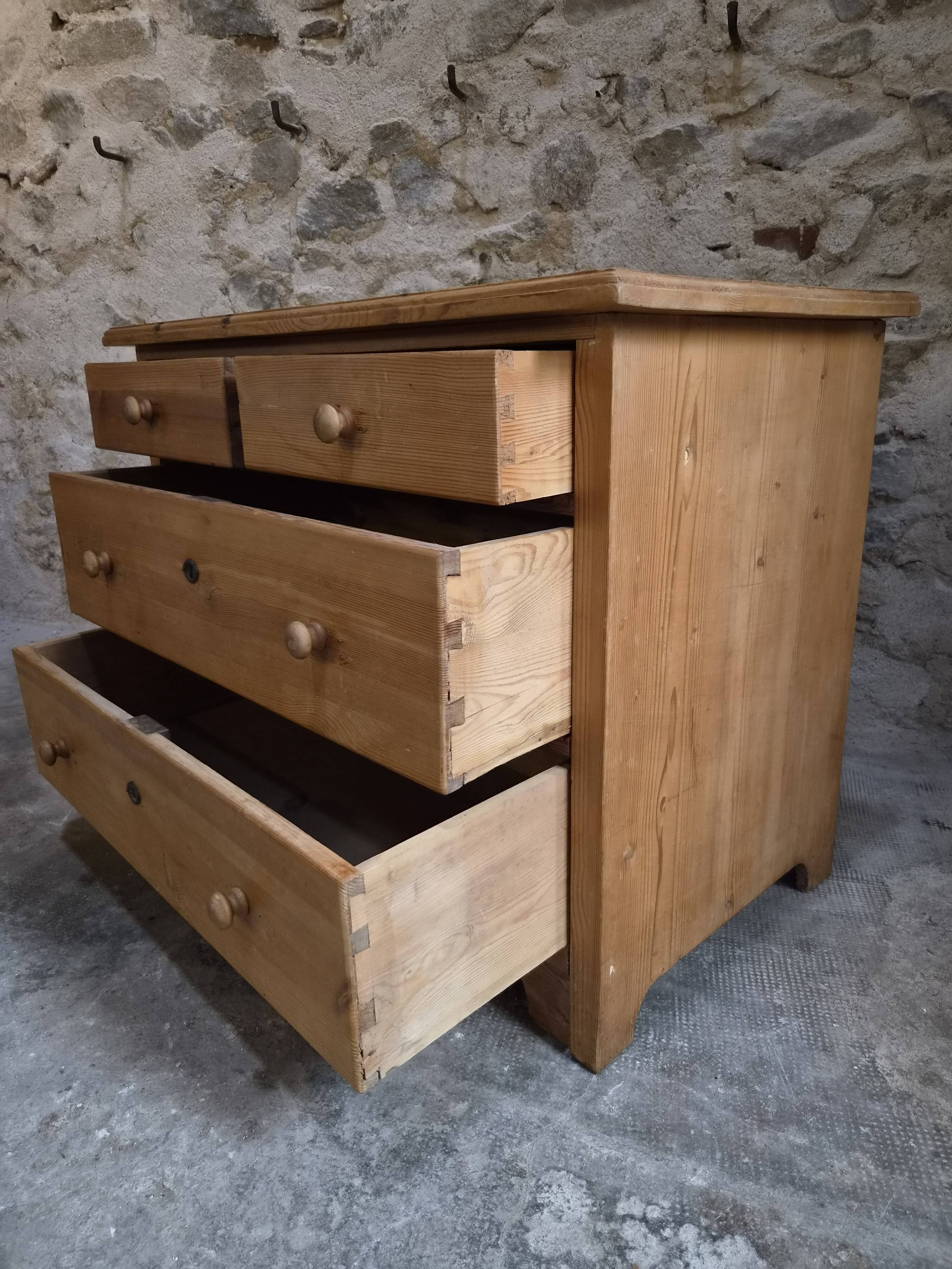 Commode ancienne rustique en pin, 4 tiroirs, vers 1880–1920