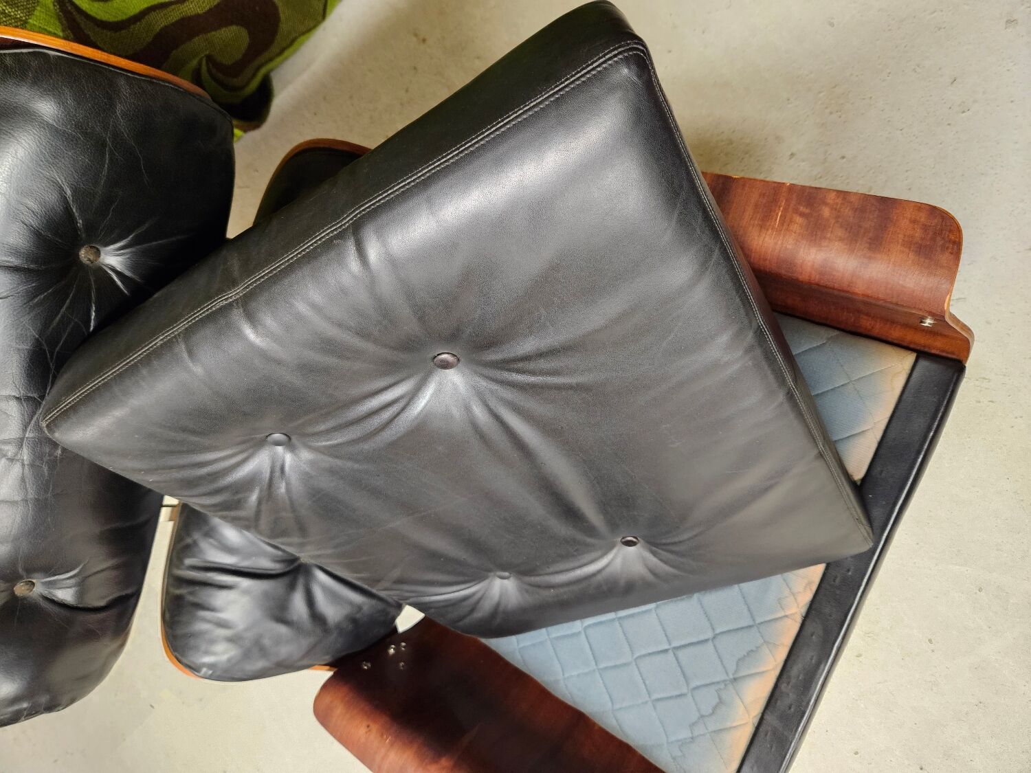 Fauteuil lounge cuir noir 1970 vintage
