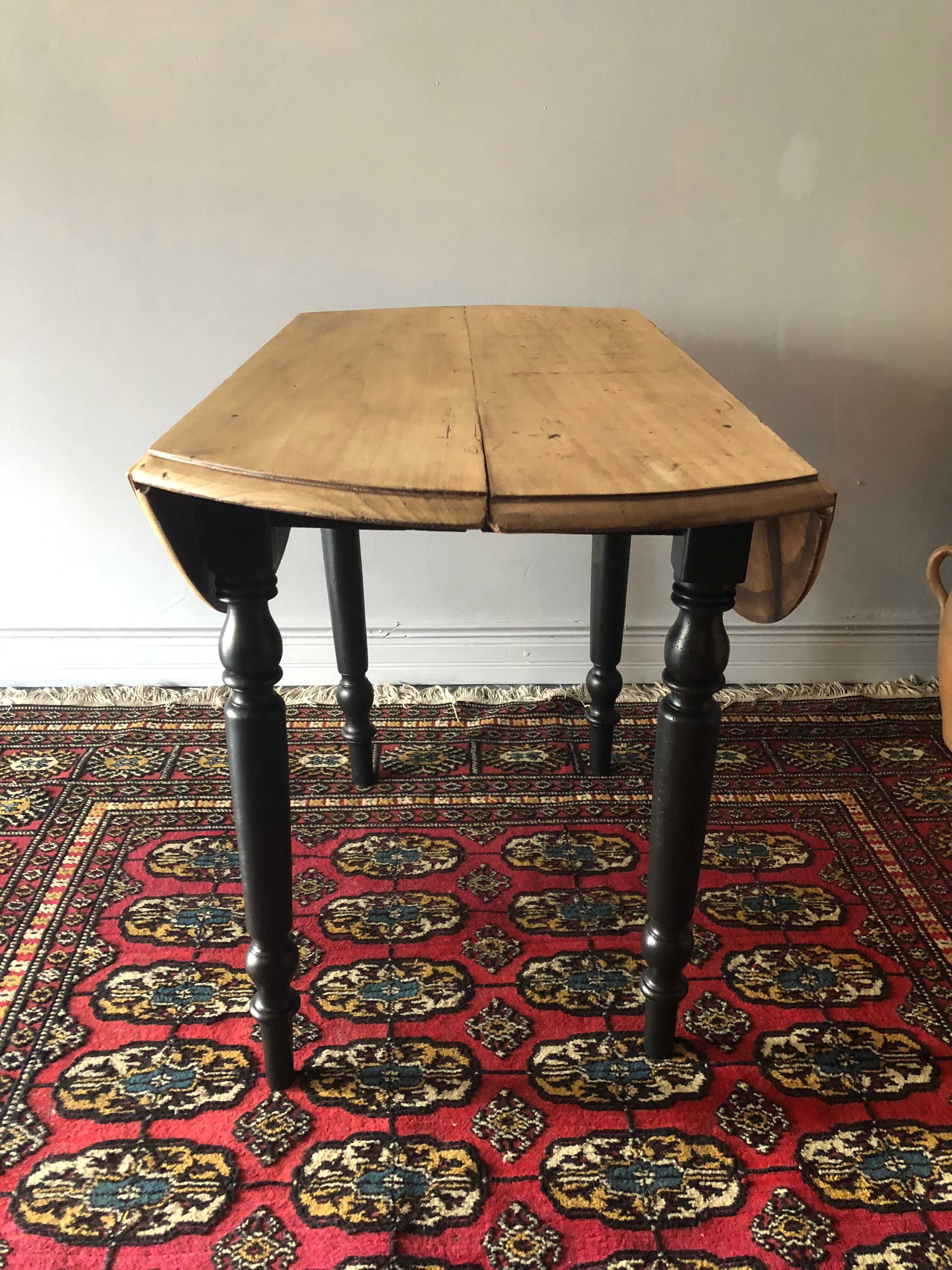 Round table with flaps, early 20th century