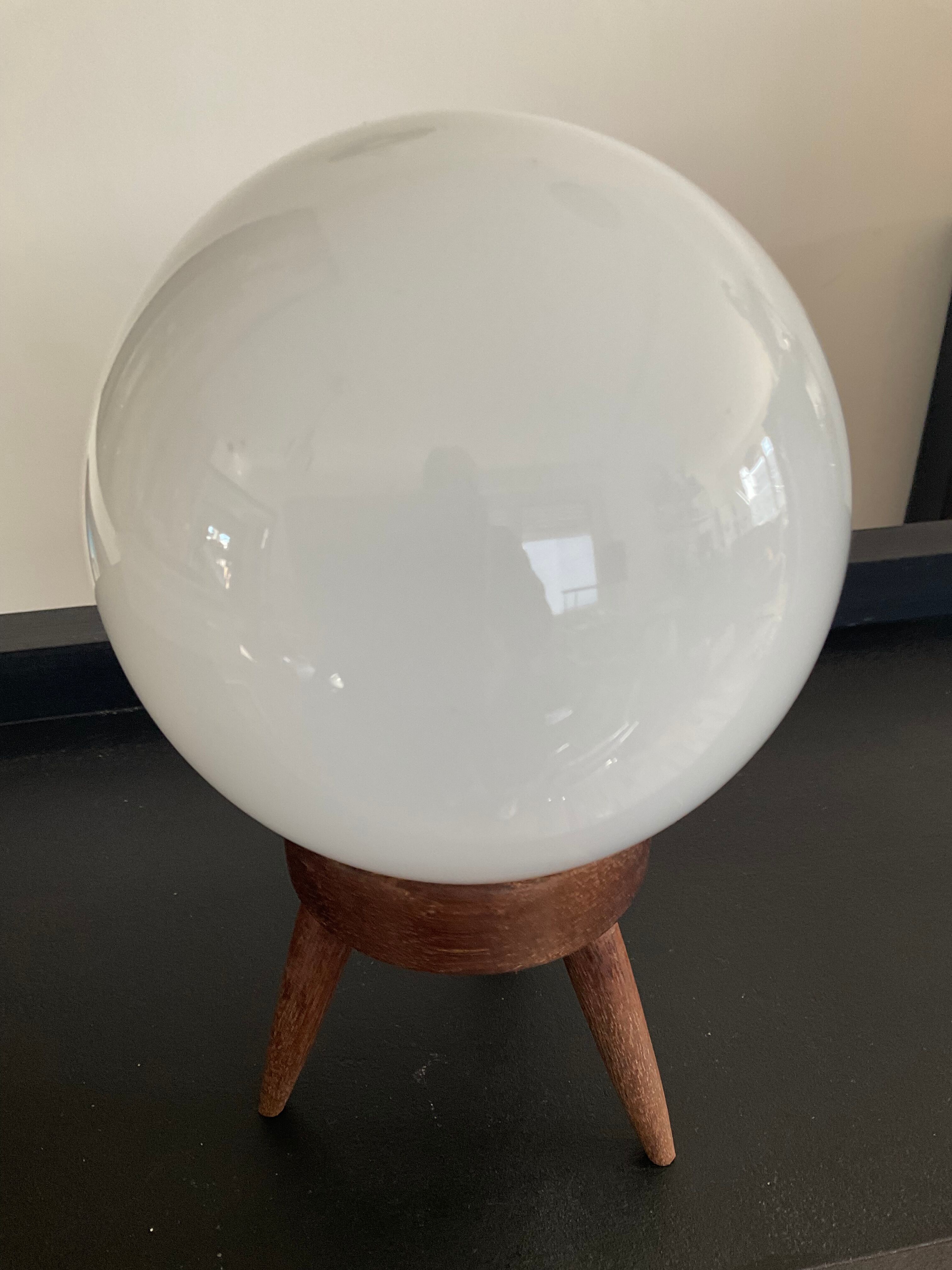 Scandinavian lamp tripod foot in teak and opaline globe 60s