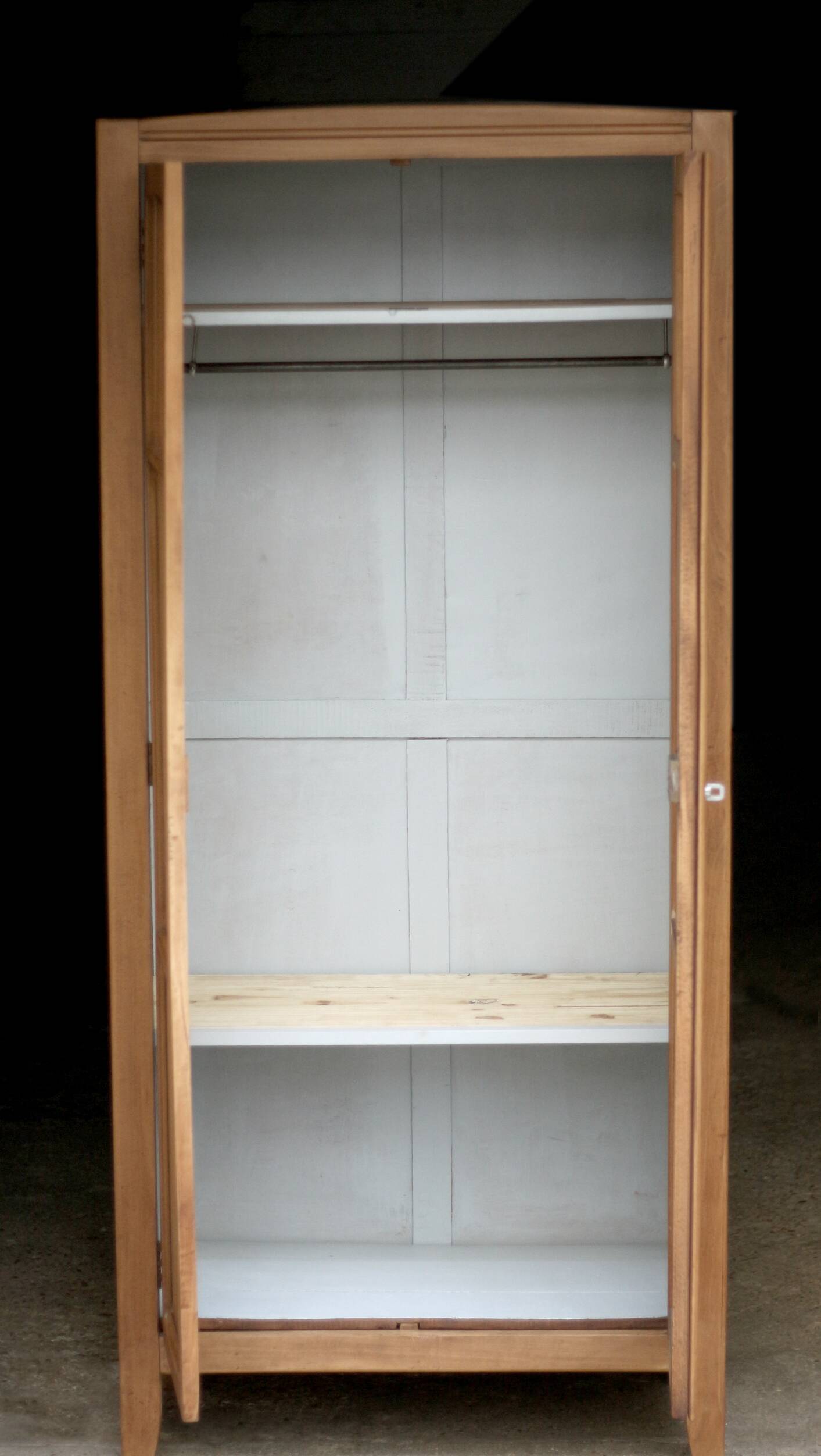 Authentique armoire parisienne des années 40. Remise au propre