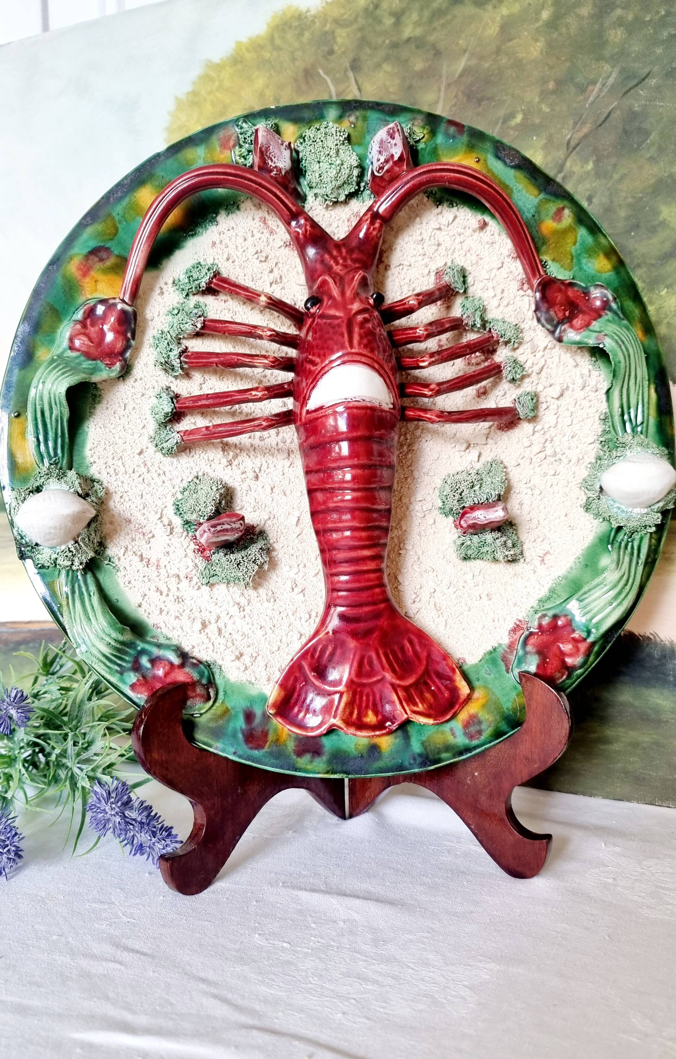 Assiette ancienne spectaculaire en céramique barbotine, ornée d'un homard