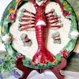 Assiette ancienne spectaculaire en céramique barbotine, ornée d'un homard