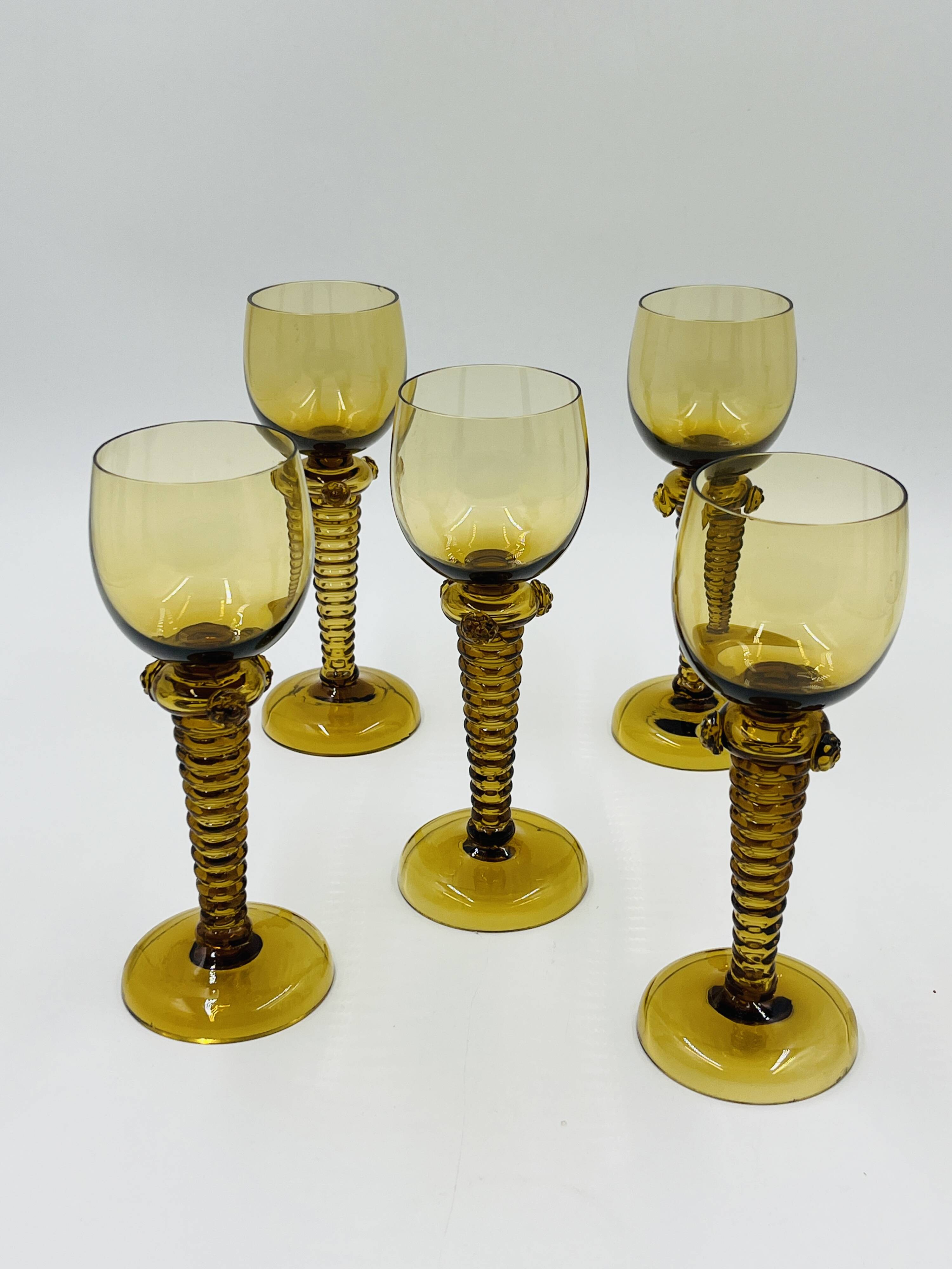 Lot de 5 verres à vin Roemer ambrés