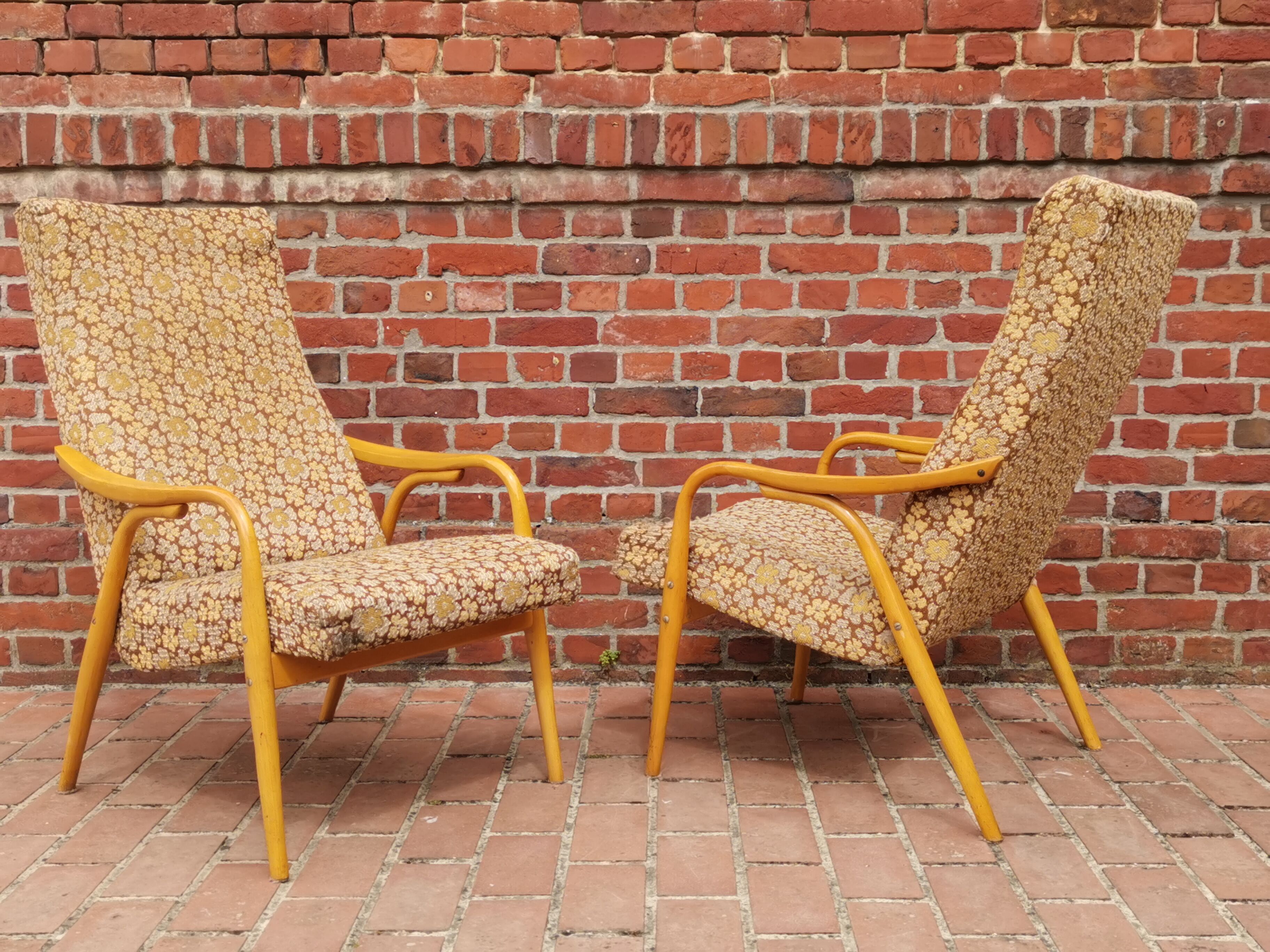 Paire de fauteuils par Antonin Suman pour Ton, en bois courbé et tissu 1960
