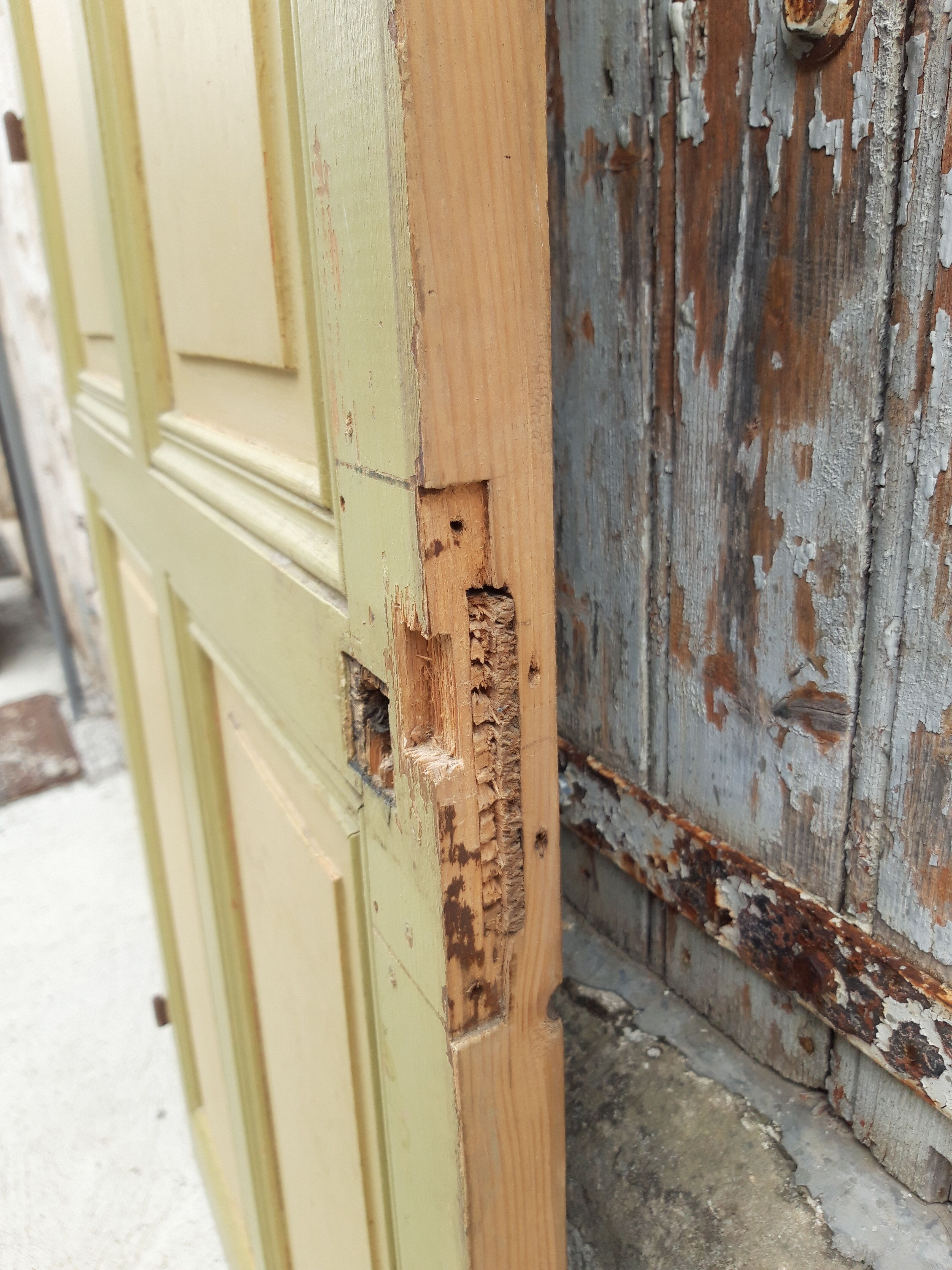 Ancienne porte de communication moulurée