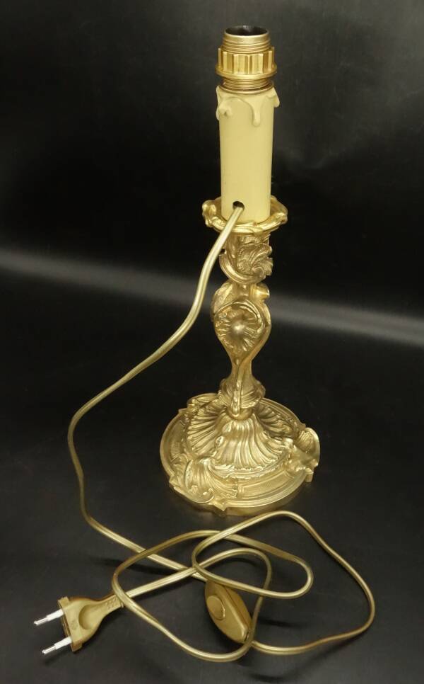 Large Rocaille / Rococo / Louis XV style candlestick lamp from the 19th century - bronze
