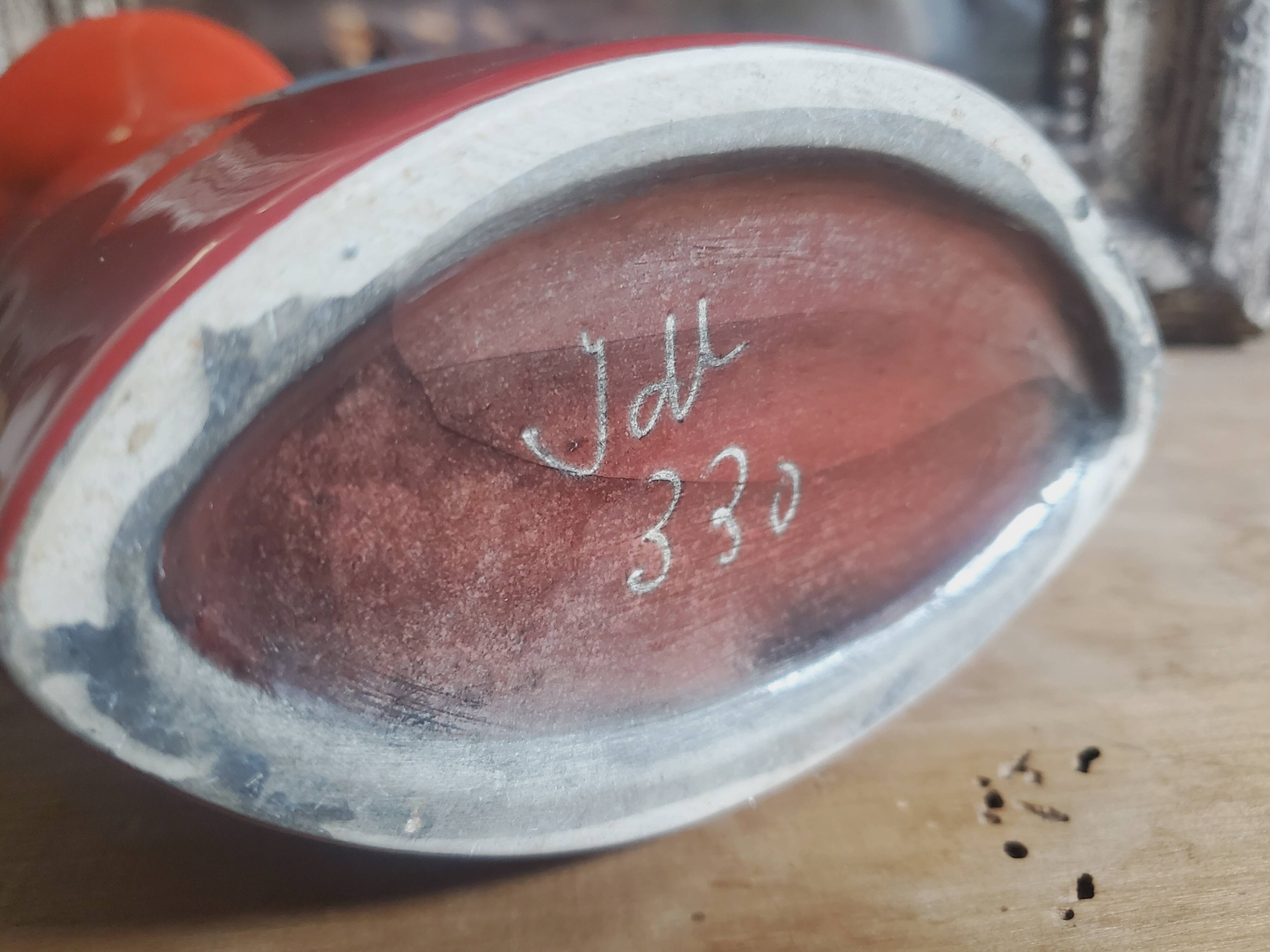 Vintage Français années 1960 Jean de Lespinasse, JdL 330, Vase ovale émaillé rouge avec portrait féminin.