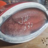 Vintage Français années 1960 Jean de Lespinasse, JdL 330, Vase ovale émaillé rouge avec portrait féminin.