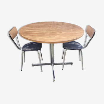 Table ronde formica imitation bois et ses deux chaises