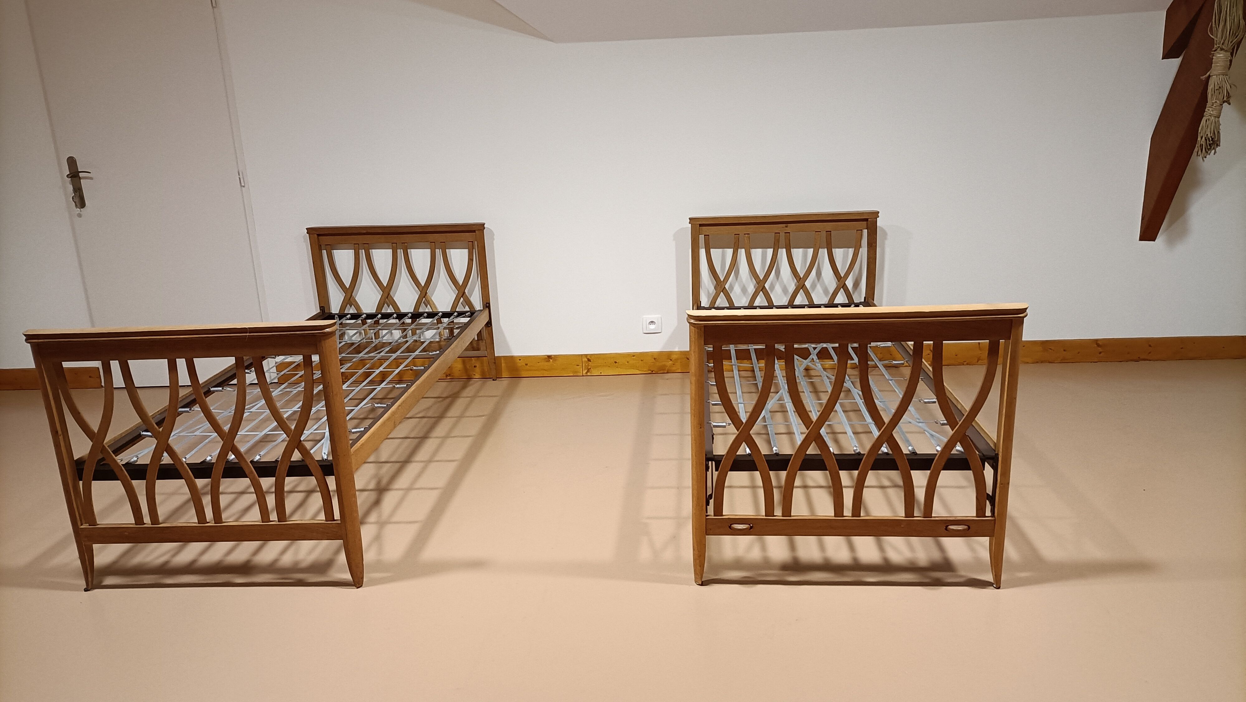 Vintage pull-out beds with cross-beams