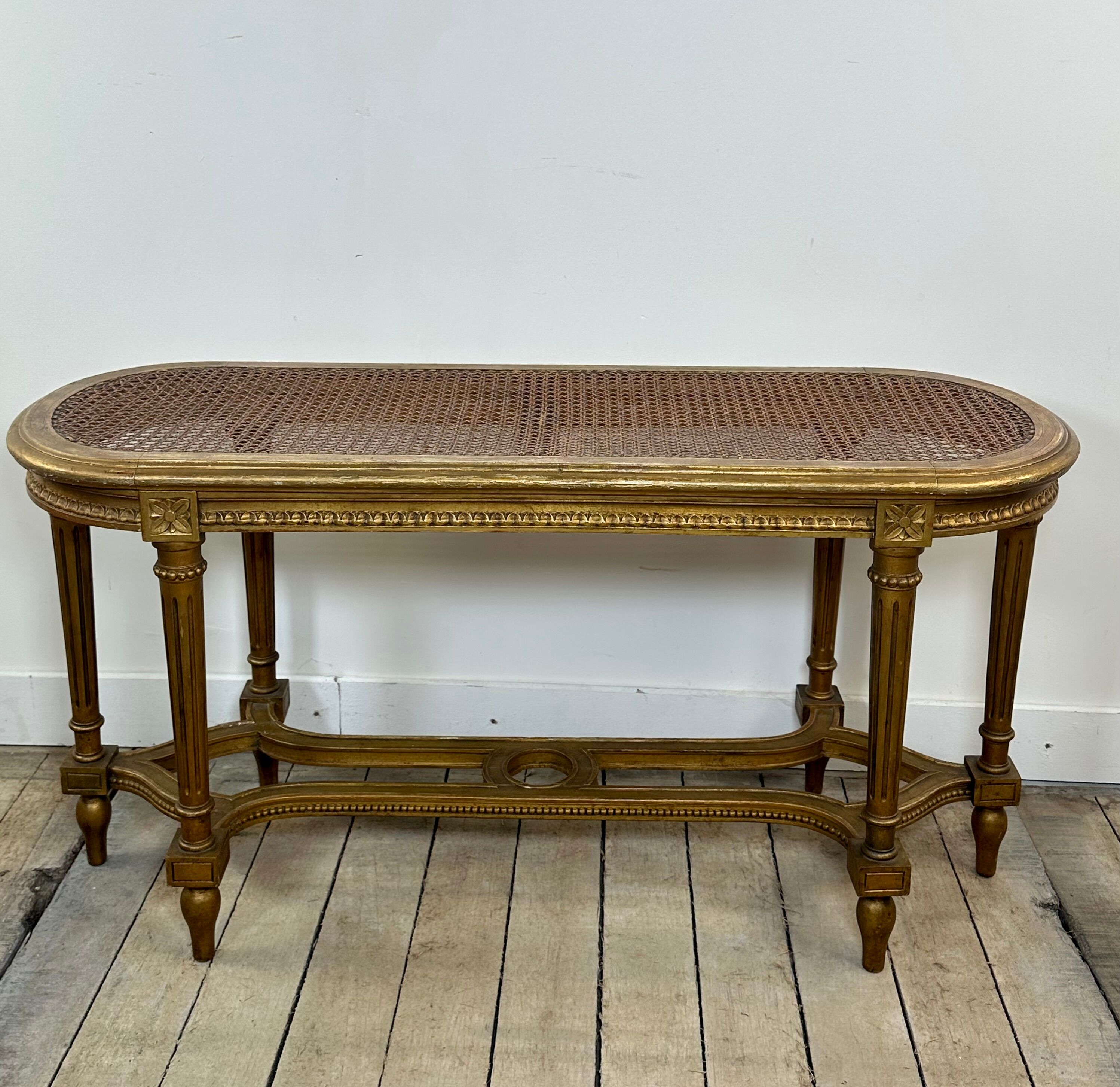 Banquette cannée dorée de style Louis XV