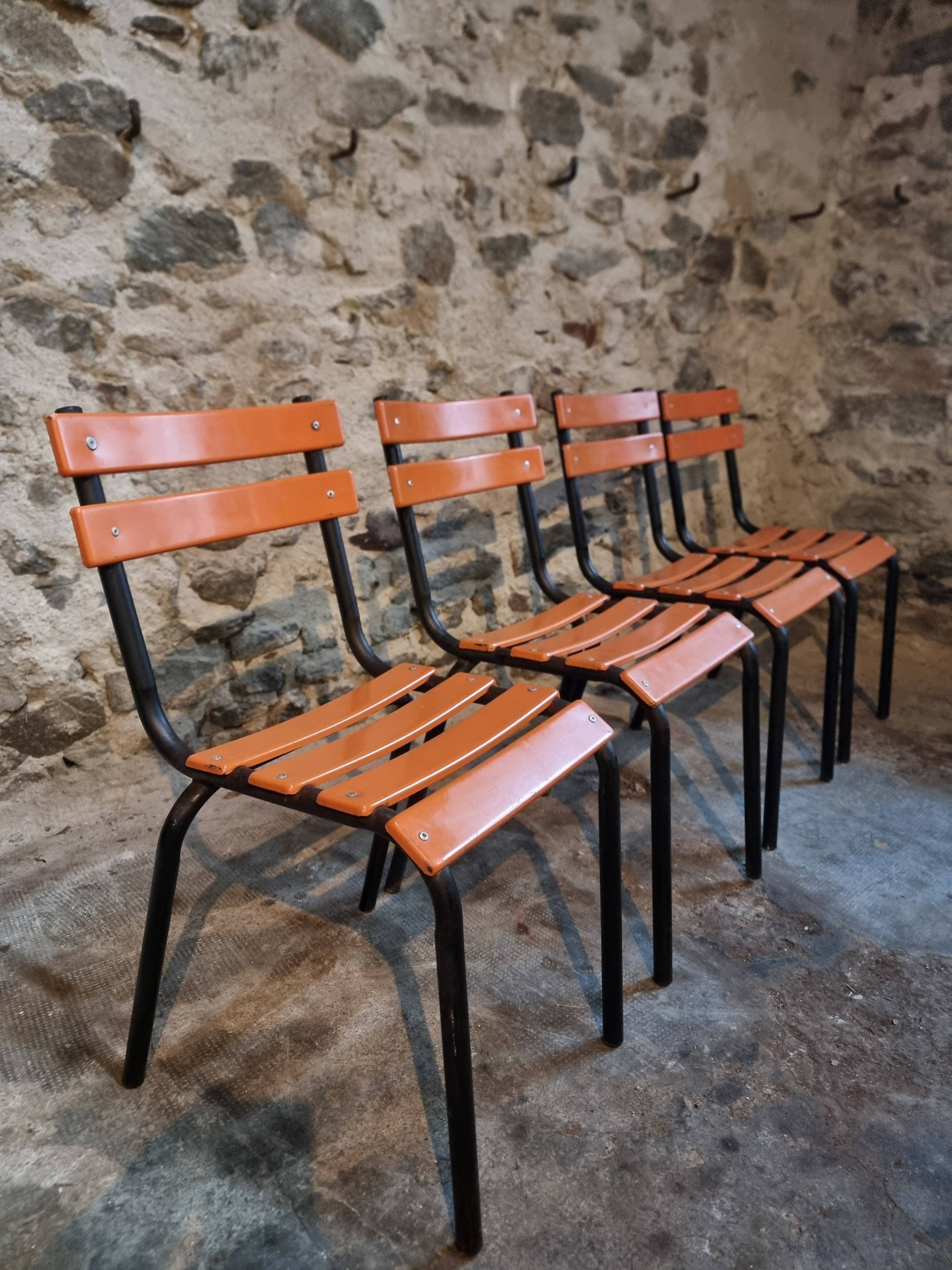 Set of 4 French industrial school chairs from the 1960s – Stackable chairs with metal slats.