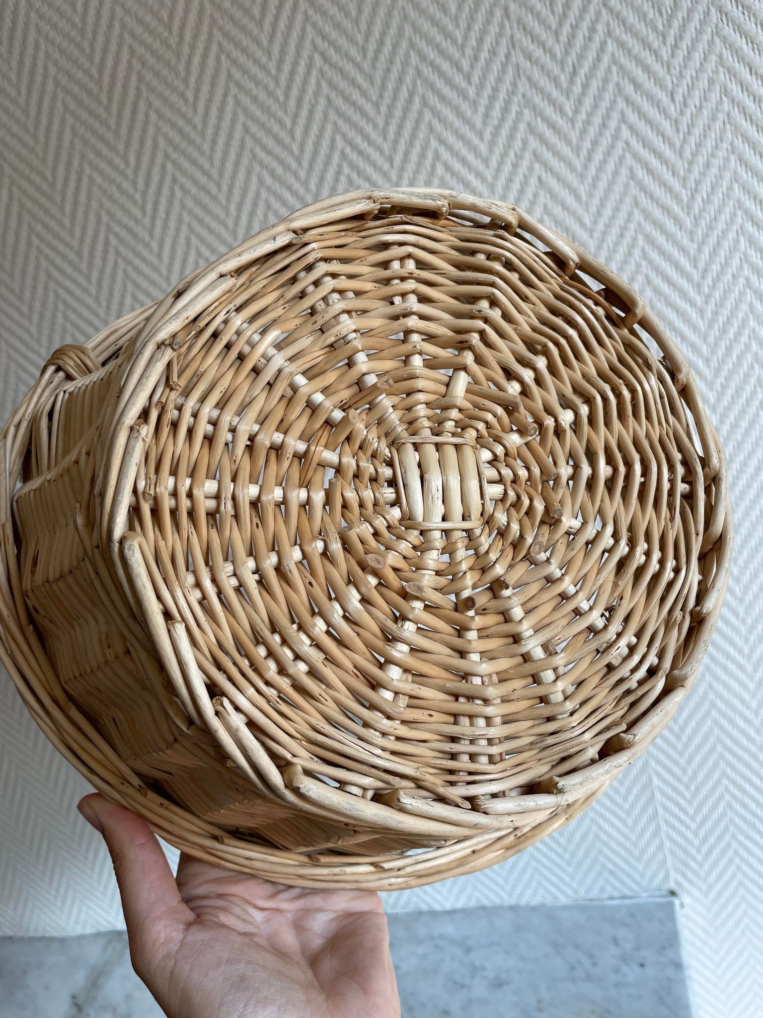 Round beige basket high handle