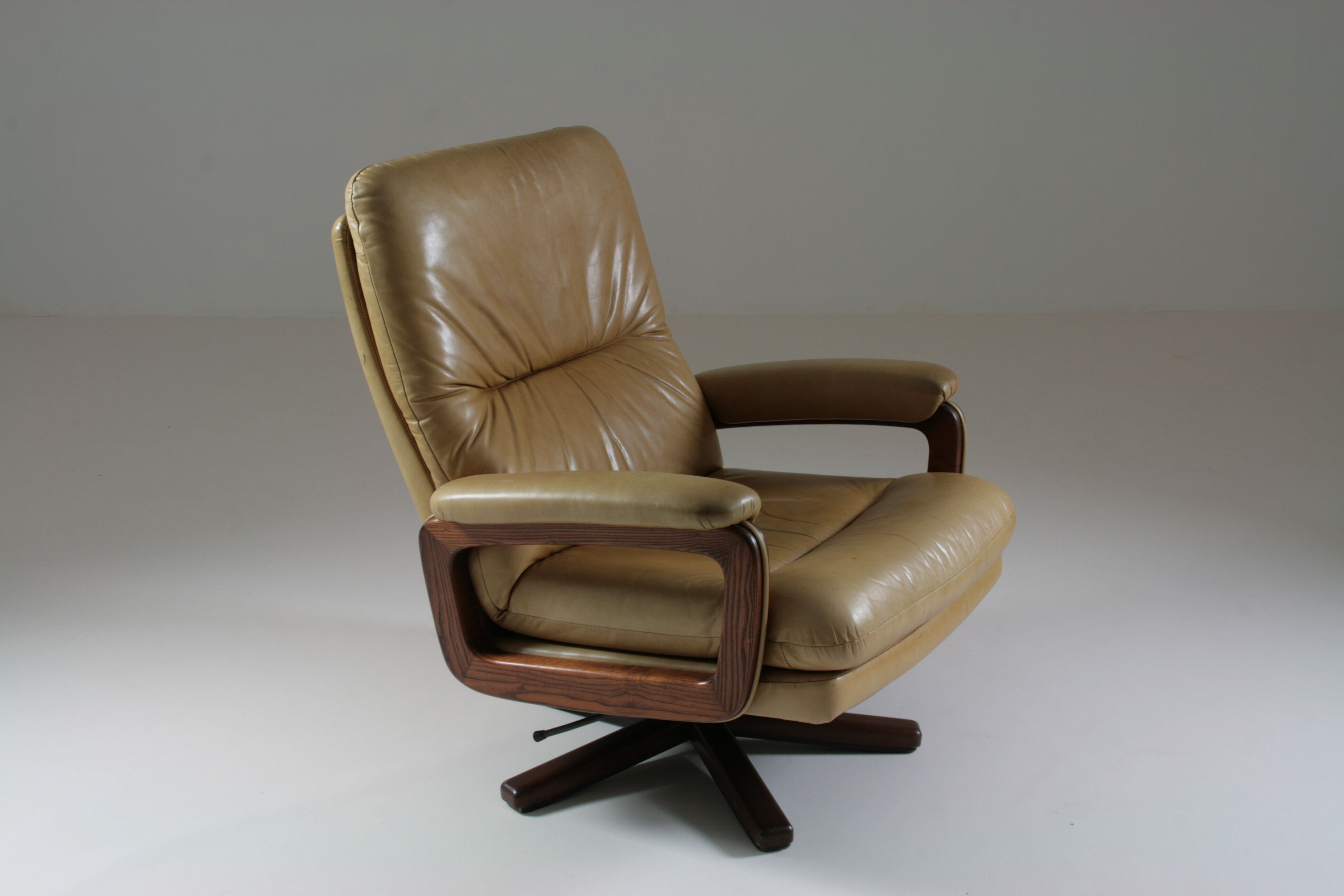 Leather lounge chair by André Vandenbeuck